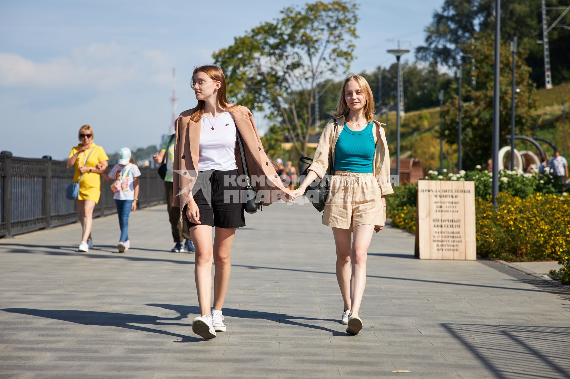 Пермь. Девушки взявшись за руки гуляют по улице.