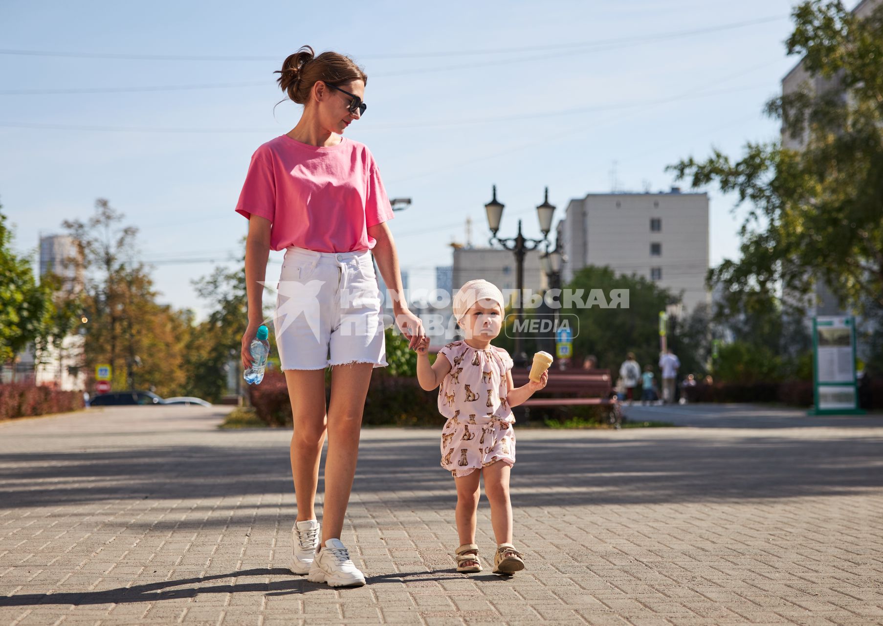 Пермь. Девушка с ребенком гуляют по улице.