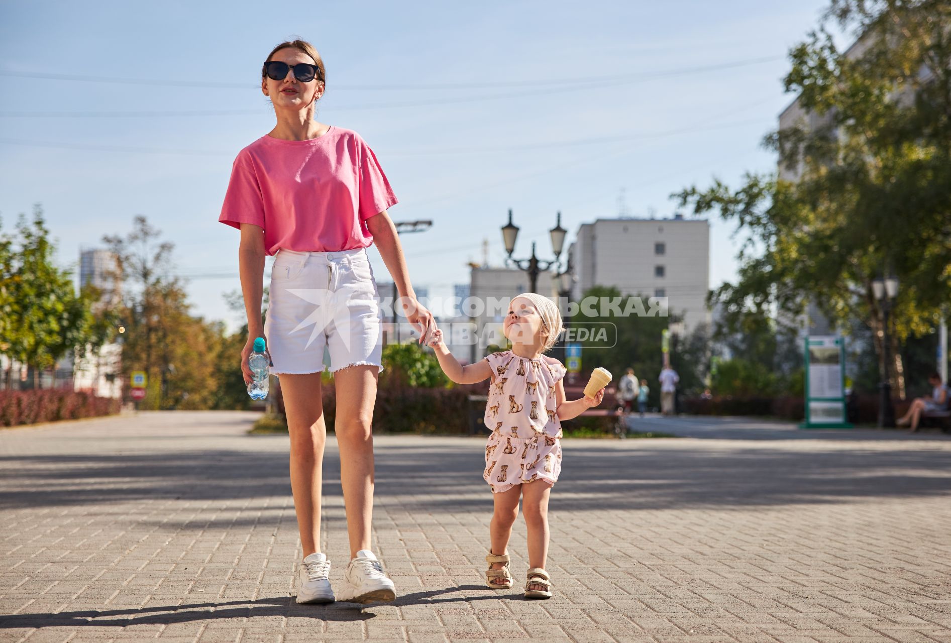 Пермь. Девушка с ребенком гуляют по улице.