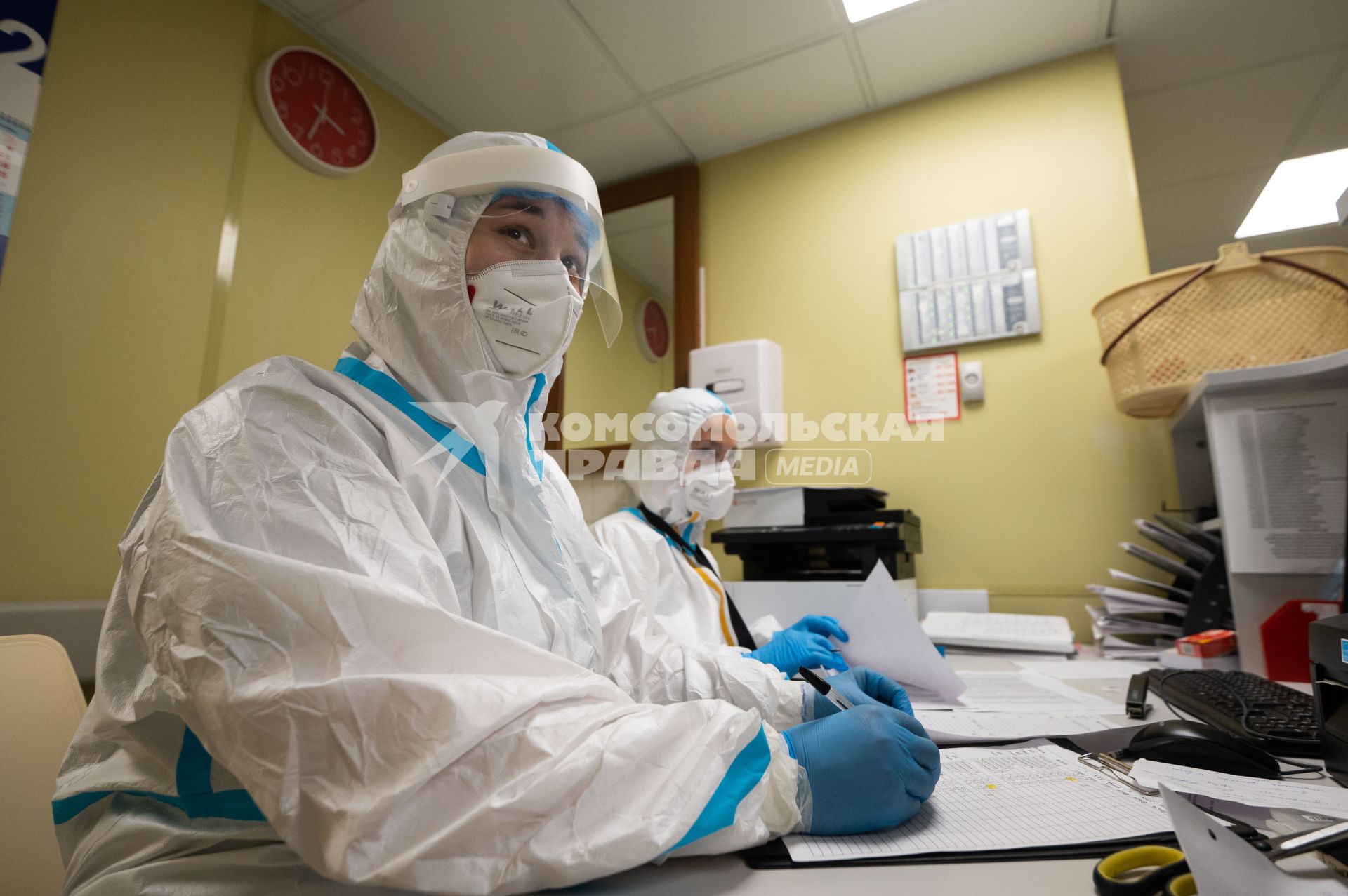 Санкт-Петербург. Медицинские работники в клинической больнице Святителя Луки, где оказывают помощь пациентам с коронавирусной инфекцией COVID-19.