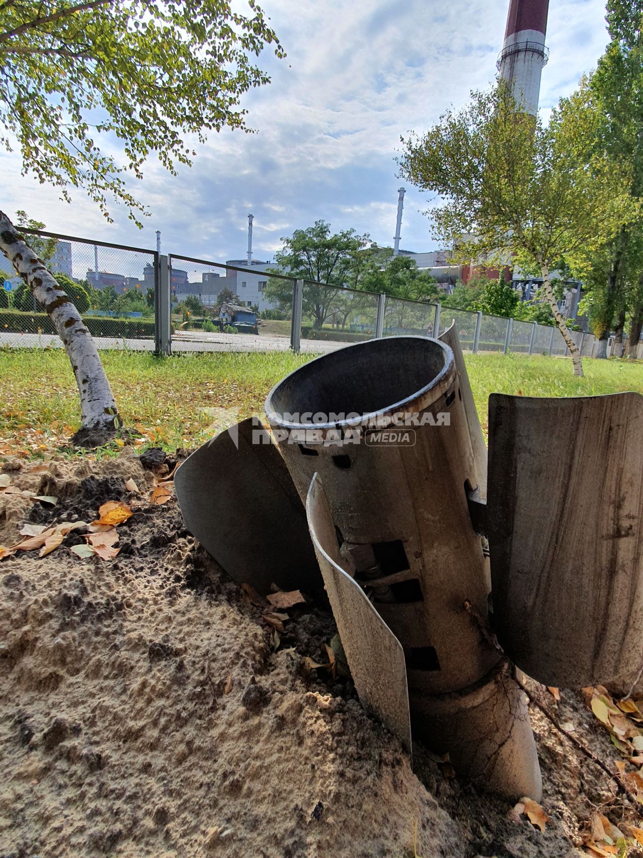 Запорожская область. г.Энергодар. ХвостовАЯ часть заряда РСЗО на территории Запорожской АЭС, находящейся под контролем российских военных. Территория ЗАЭС регулярно подвергаются обстрелам со стороны ВСУ.