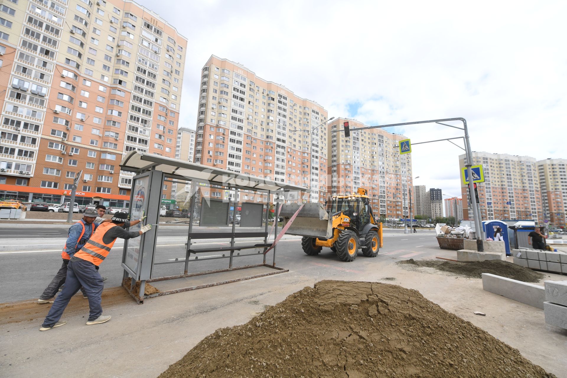 Москва. Рабочие устанавливают автобусную остановку рядом с ТПУ `Некрасовка`.