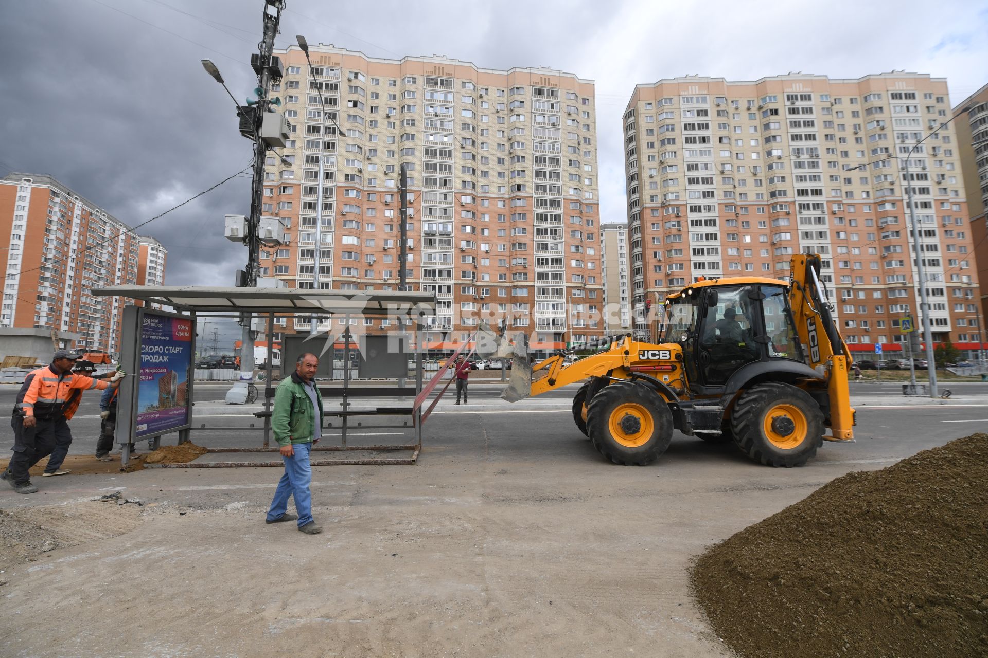 Москва. Рабочие устанавливают автобусную остановку рядом с ТПУ `Некрасовка`.