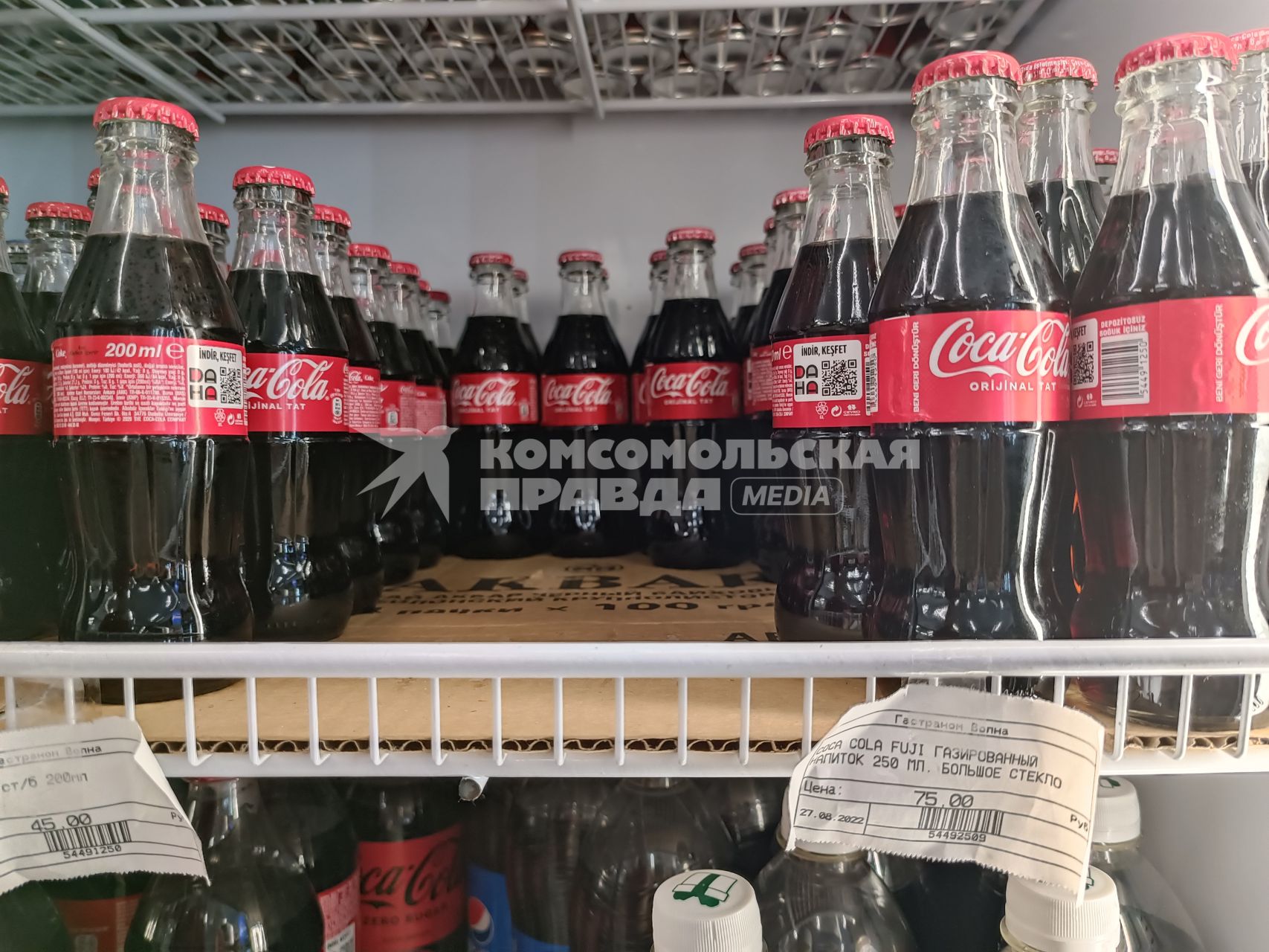 Абхазия. Гагра. Бутылки с Coca-Cola в холодильнике.