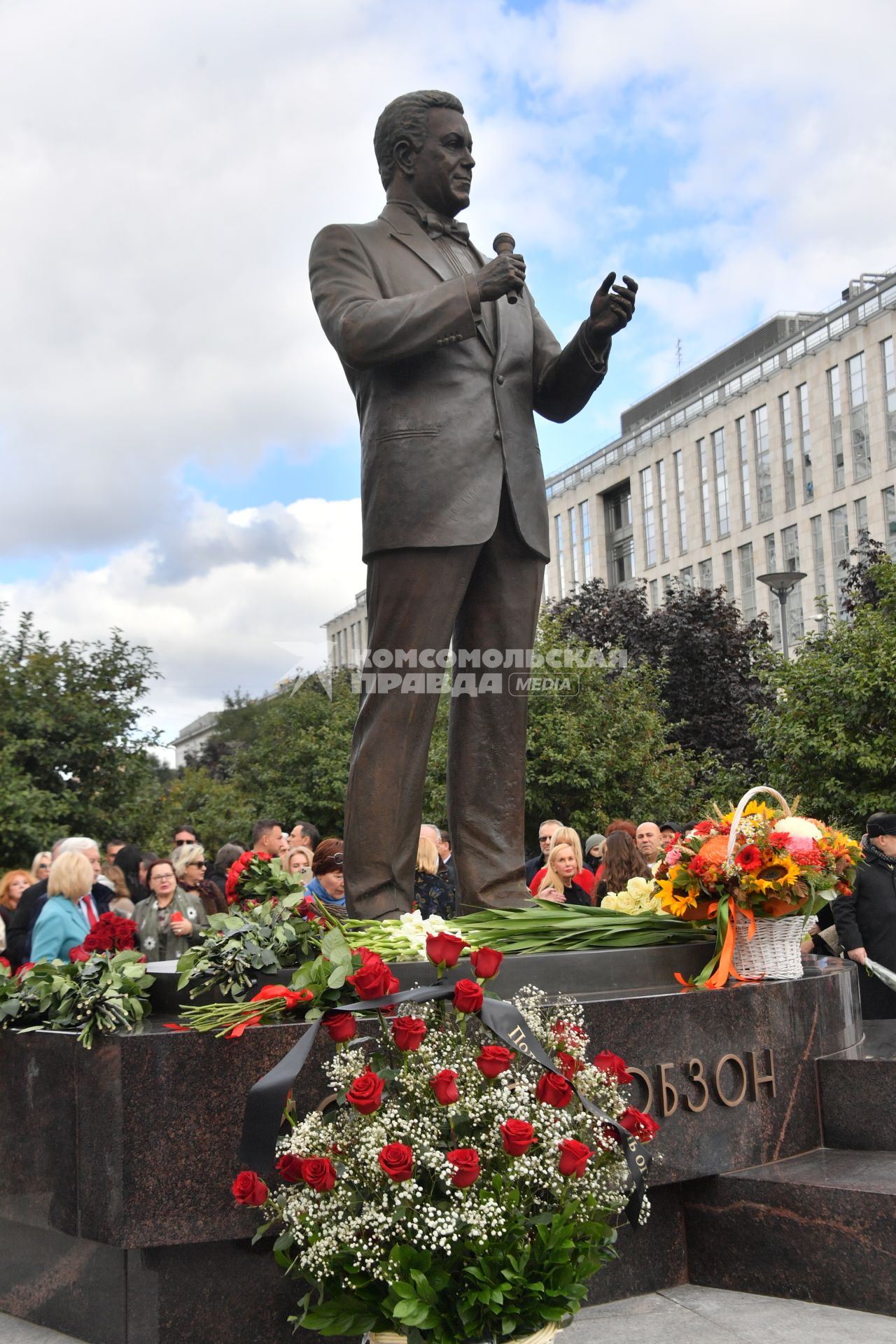 Москва.  На открытии памятника народному артисту СССР Иосифу Кобзону в Оружейном переулке.