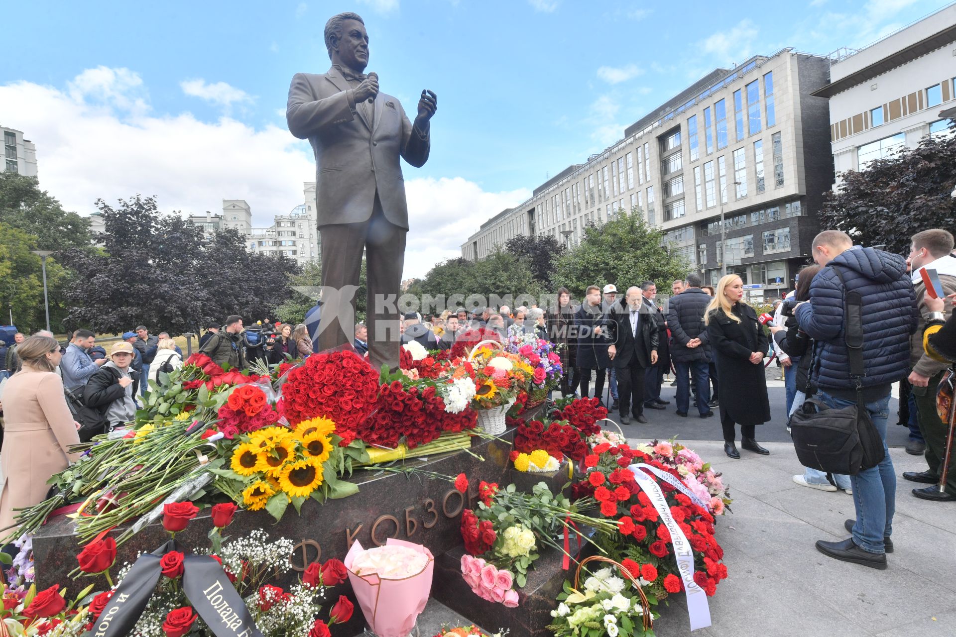 Москва.  На открытии памятника народному артисту СССР Иосифу Кобзону в Оружейном переулке .