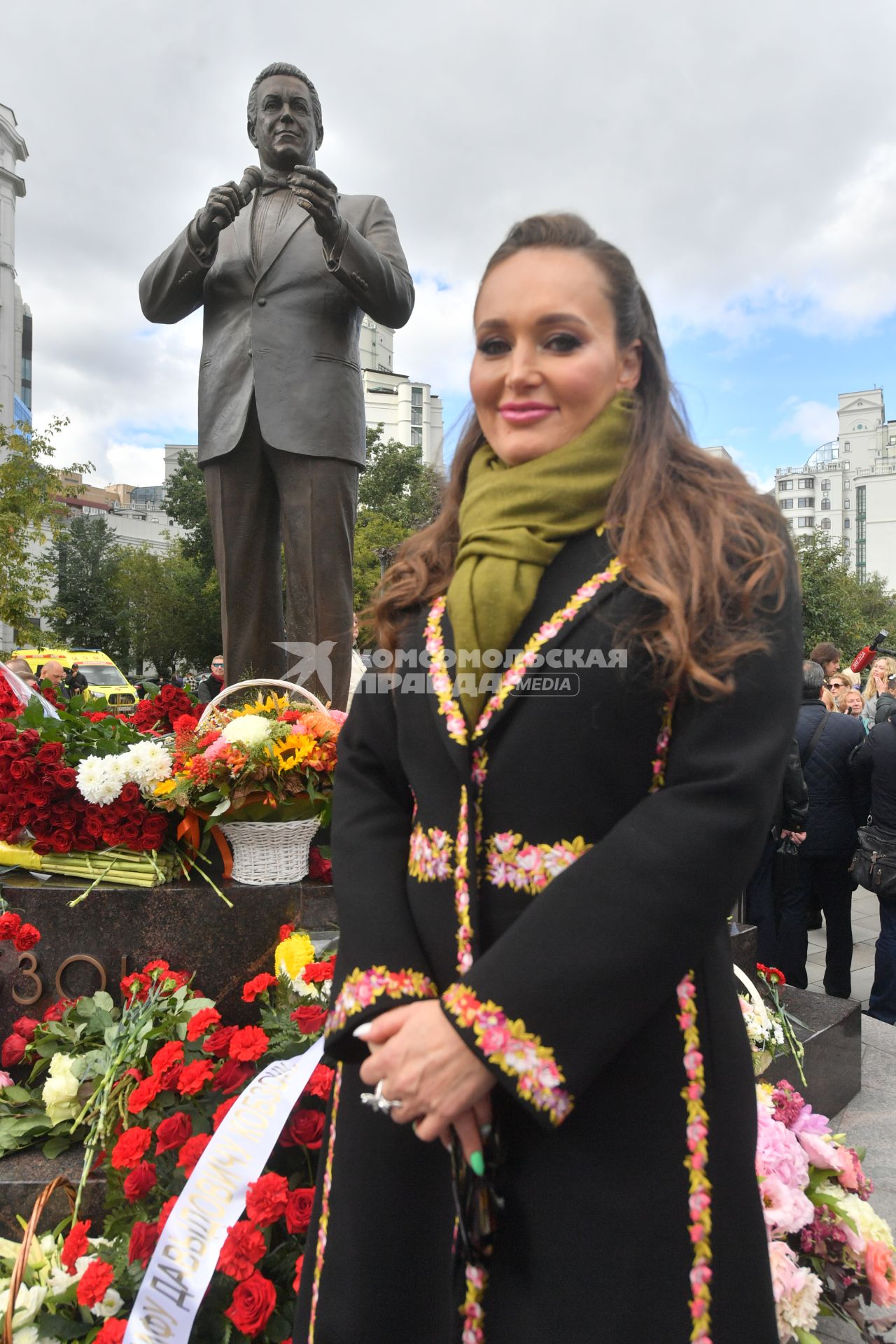 Москва. Дочь Иосифа Кобзона Наталья Раппопорт-Кобзон   на открытии памятника народному артисту СССР Иосифу Кобзону в Оружейном переулке .