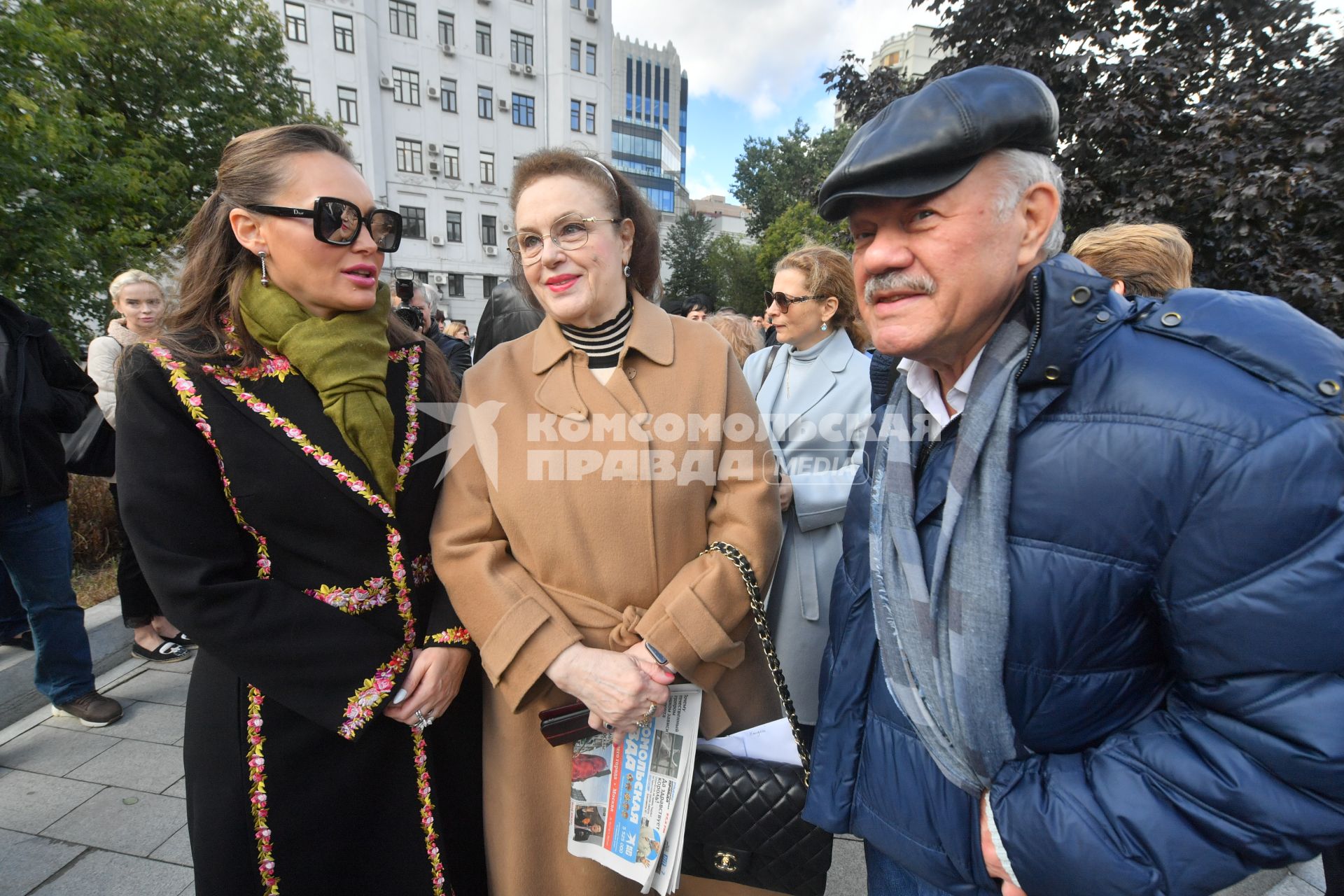 Москва. Дочь Иосифа Кобзона Наталья Раппопорт-Кобзон,  сестра Иосифа Кобзона Гелена Кандель (в девичестве Кобзон) и корреспондент `КП` Александр Гамов  на открытии памятника народному артисту СССР Иосифу Кобзону в Оружейном переулке.