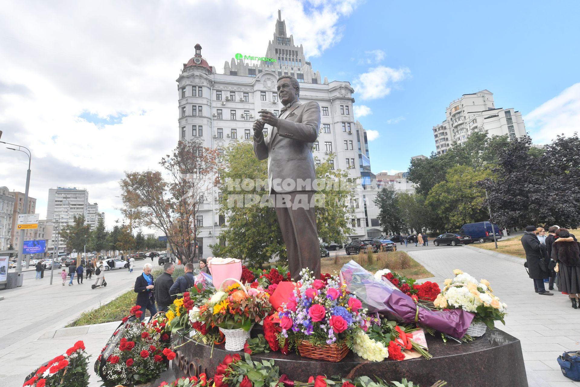 Москва.  На открытии памятника народному артисту СССР Иосифу Кобзону в Оружейном переулке.