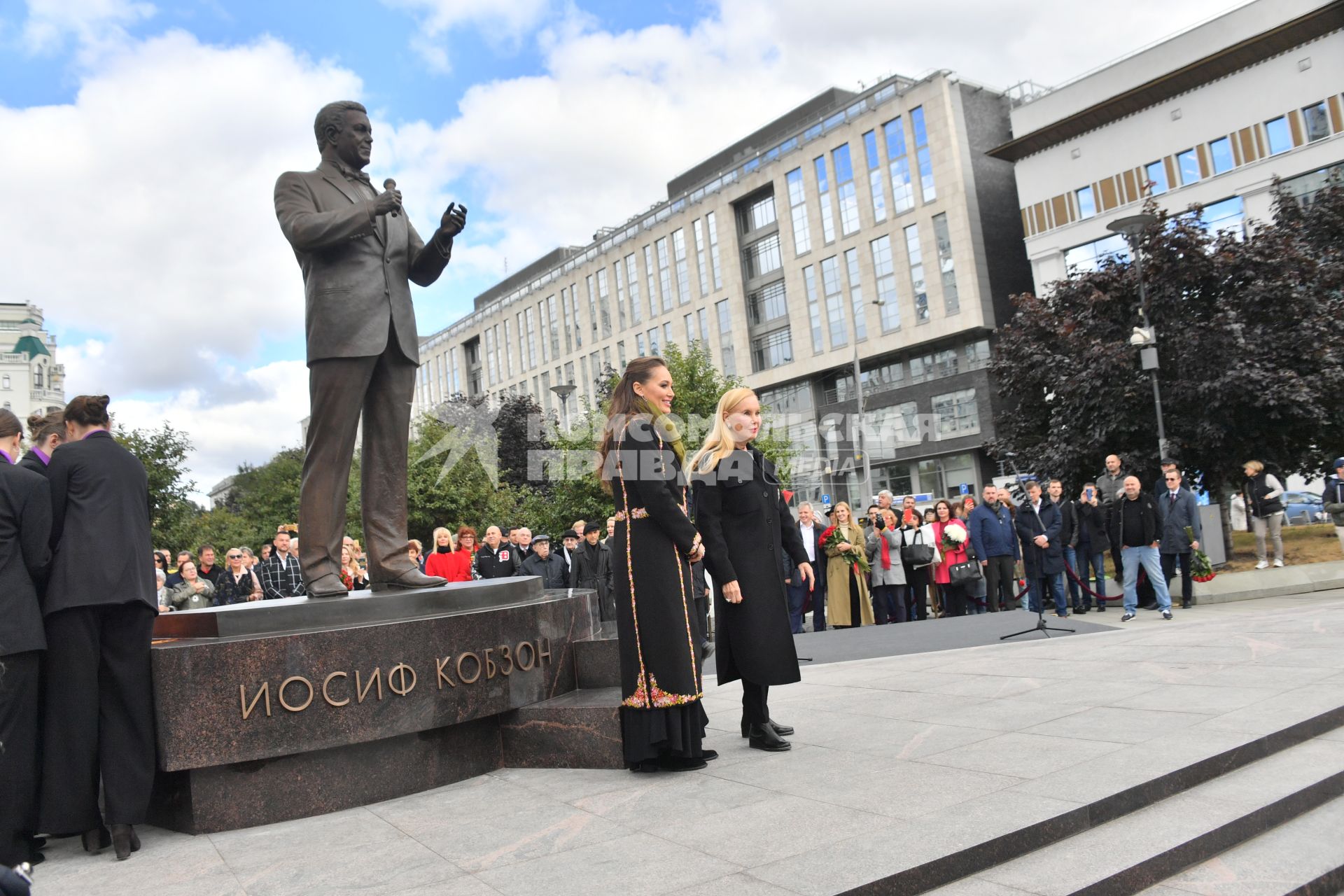 Москва. Дочь Иосифа Кобзона Наталья Раппопорт-Кобзон (слева) и вдова певца Иосифа Кобзона,  Нелли Кобзон  на открытии памятника народному артисту СССР Иосифу Кобзону в Оружейном переулке.