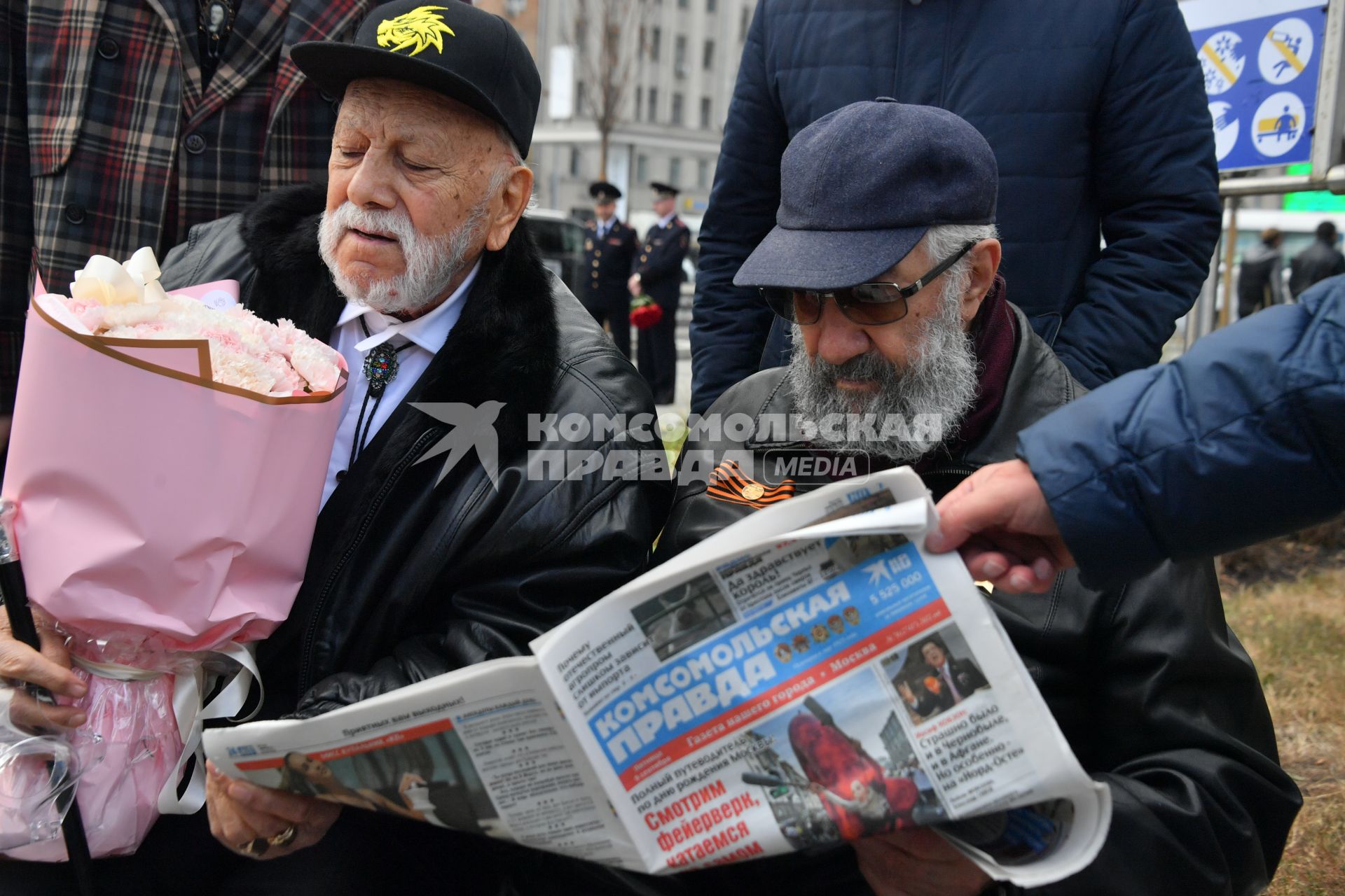 Москва. Бедрос Киркоров и специальный представитель президента РФ по международному сотрудничеству в Арктике и Антарктике, президент межрегиональной общественной организации \"Ассоциация полярников\" Артур Чилингаров (слева направо)  на открытии памятника народному артисту СССР Иосифу Кобзону в Оружейном переулке.