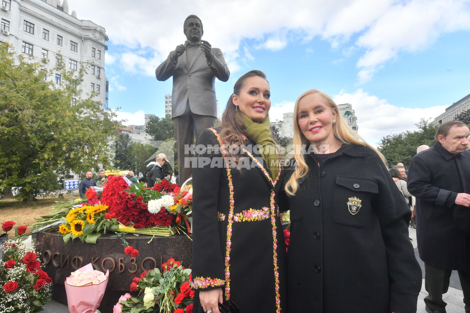 Москва. Дочь Иосифа Кобзона Наталья Раппопорт-Кобзон (слева) и вдова певца Иосифа Кобзона,  Нелли Кобзон  на открытии памятника народному артисту СССР Иосифу Кобзону в Оружейном переулке.