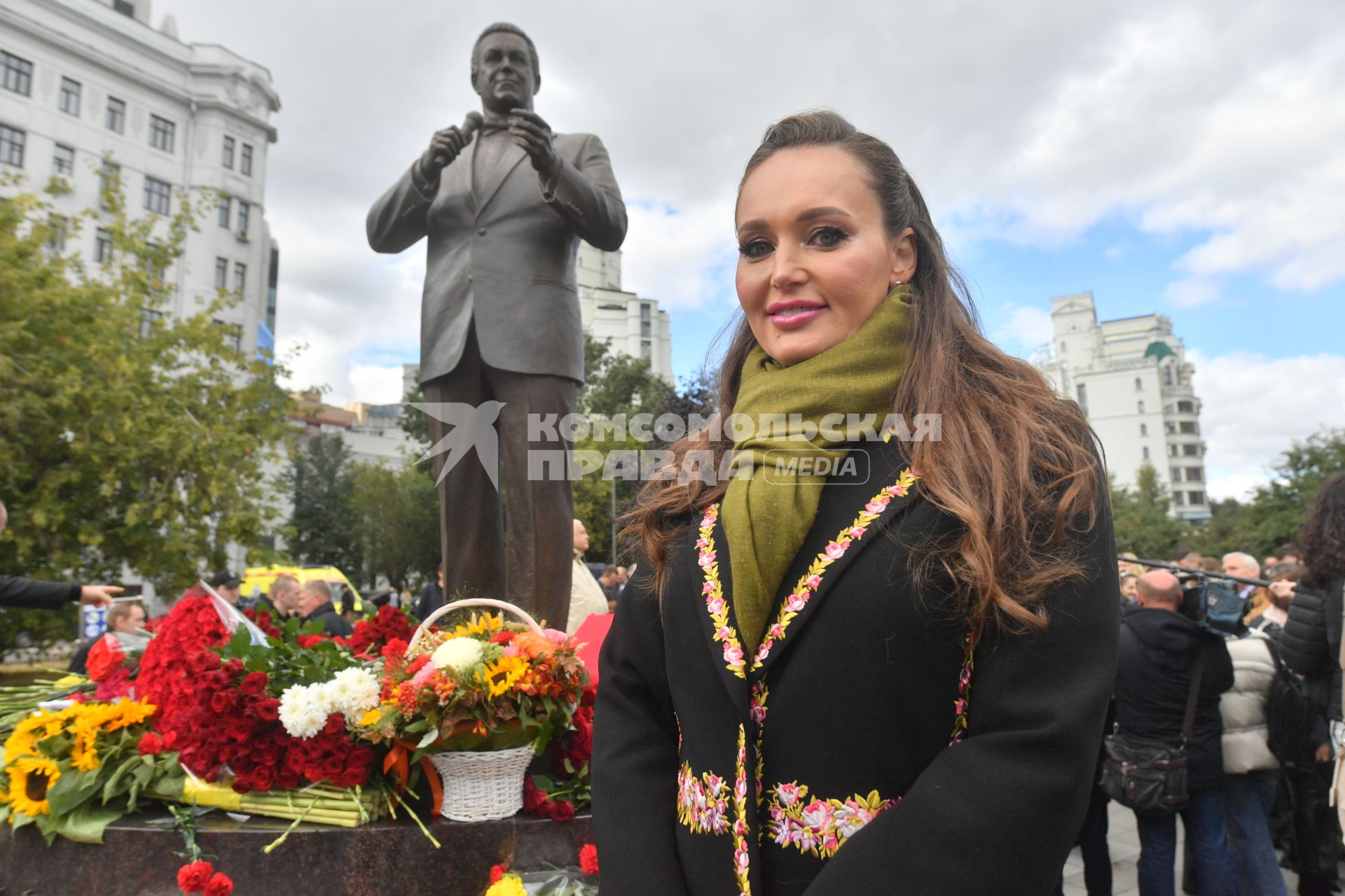 Москва. Дочь Иосифа Кобзона Наталья Раппопорт-Кобзон   на открытии памятника народному артисту СССР Иосифу Кобзону в Оружейном переулке .