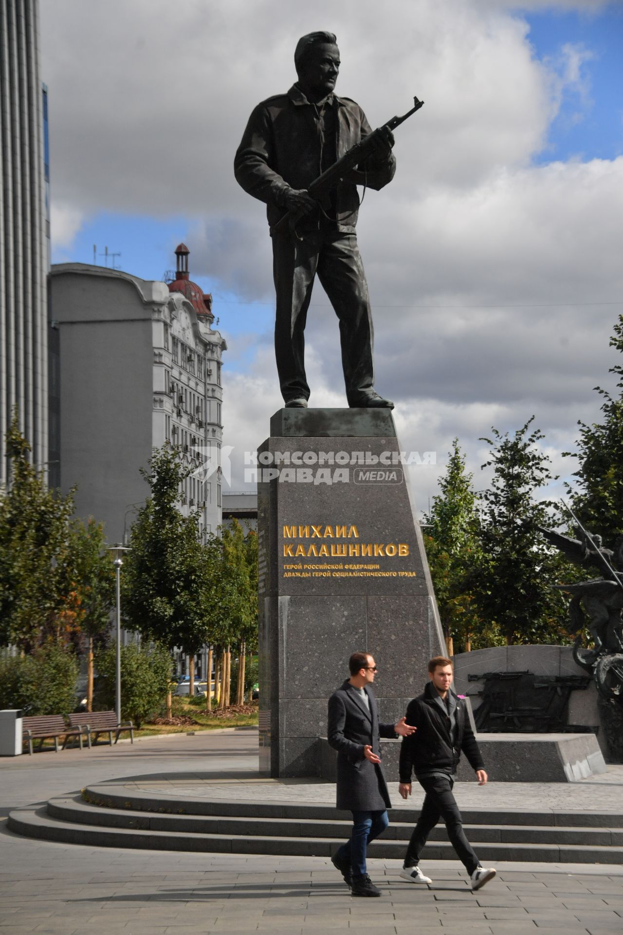 Москва.   Памятник Михаилу Калашникову в Оружейном переулке .