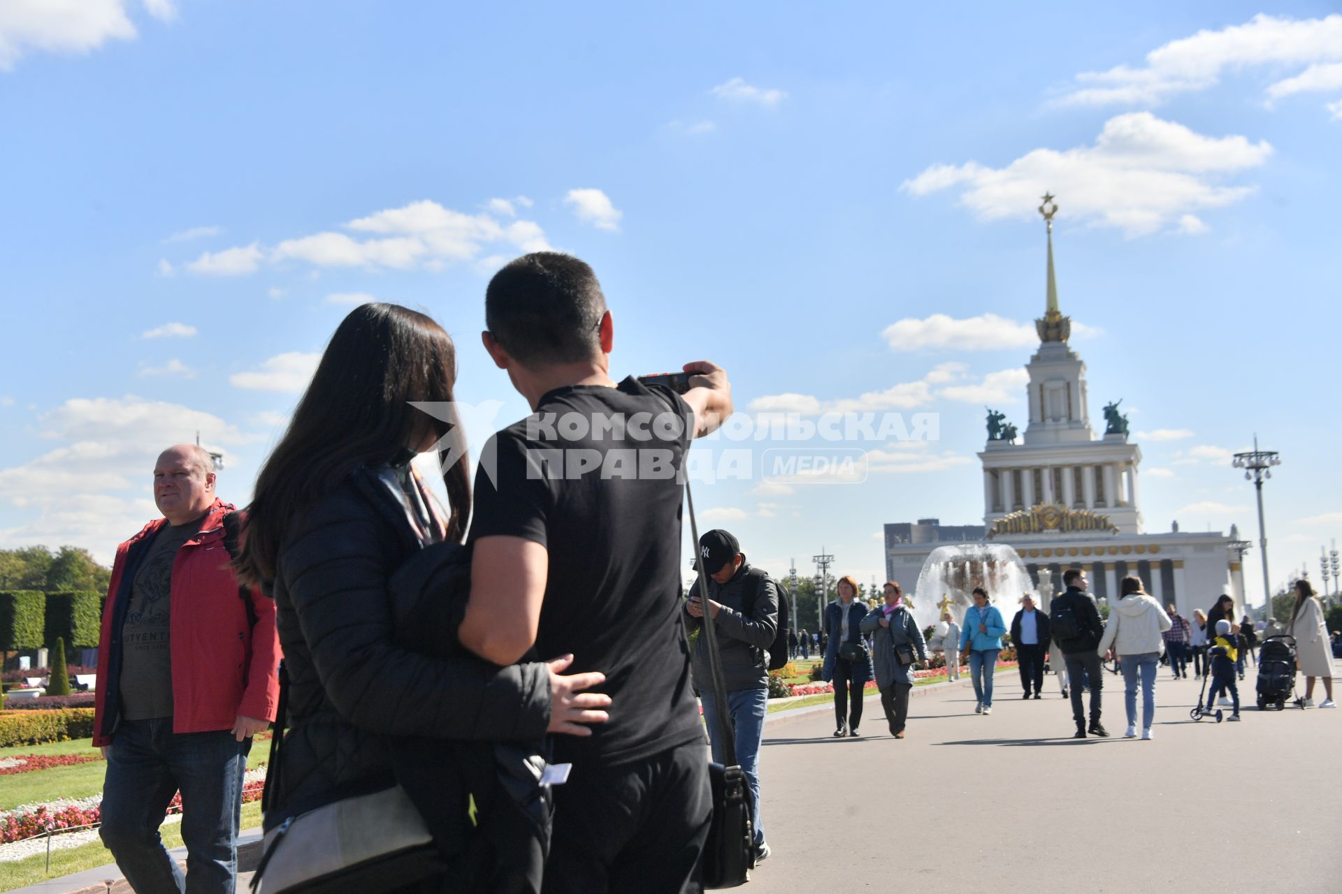 Москва.  Люди гуляют на ВДНХ во время празднования Дня города.