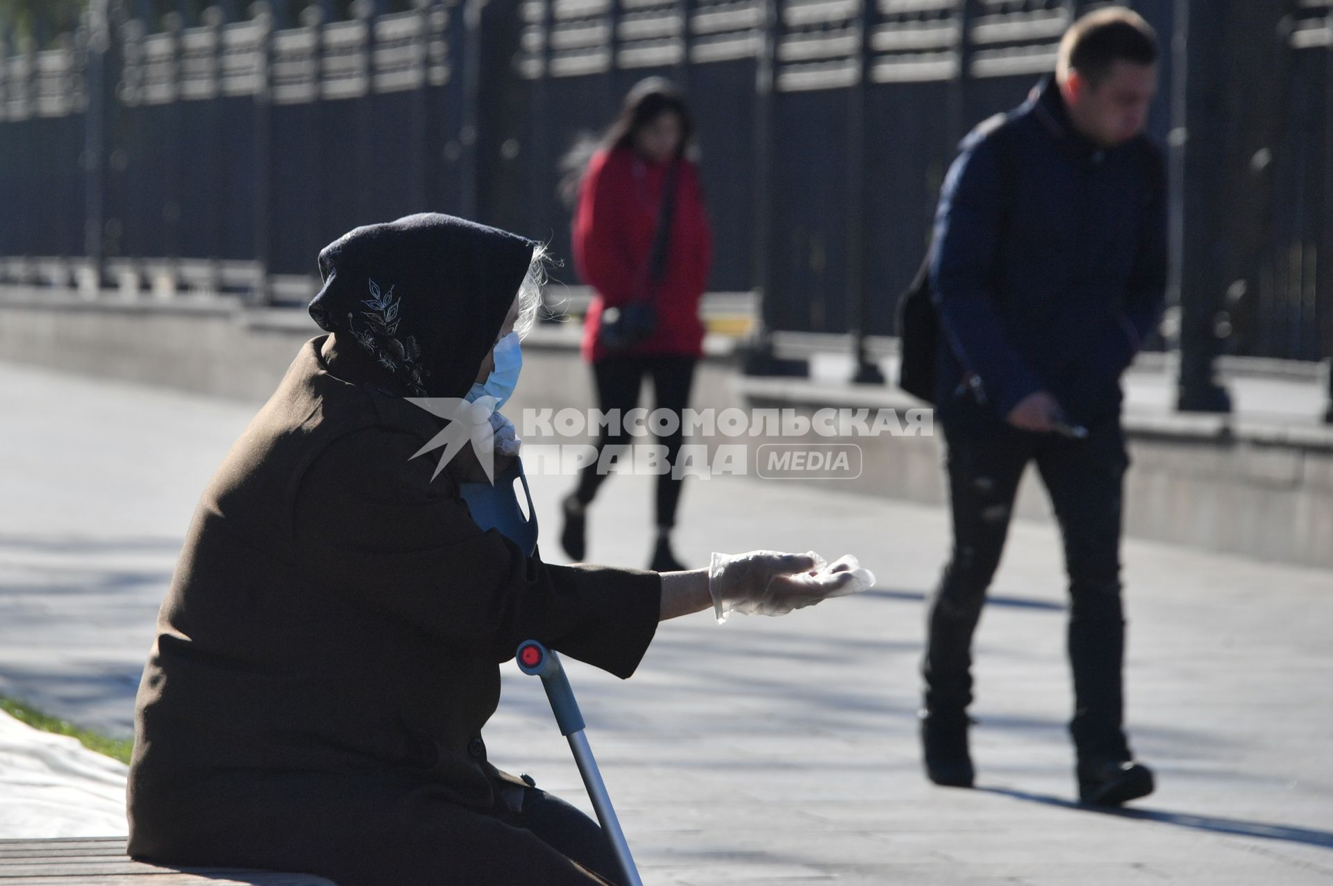 Москва.  Пожилая женщина просит милостыню.