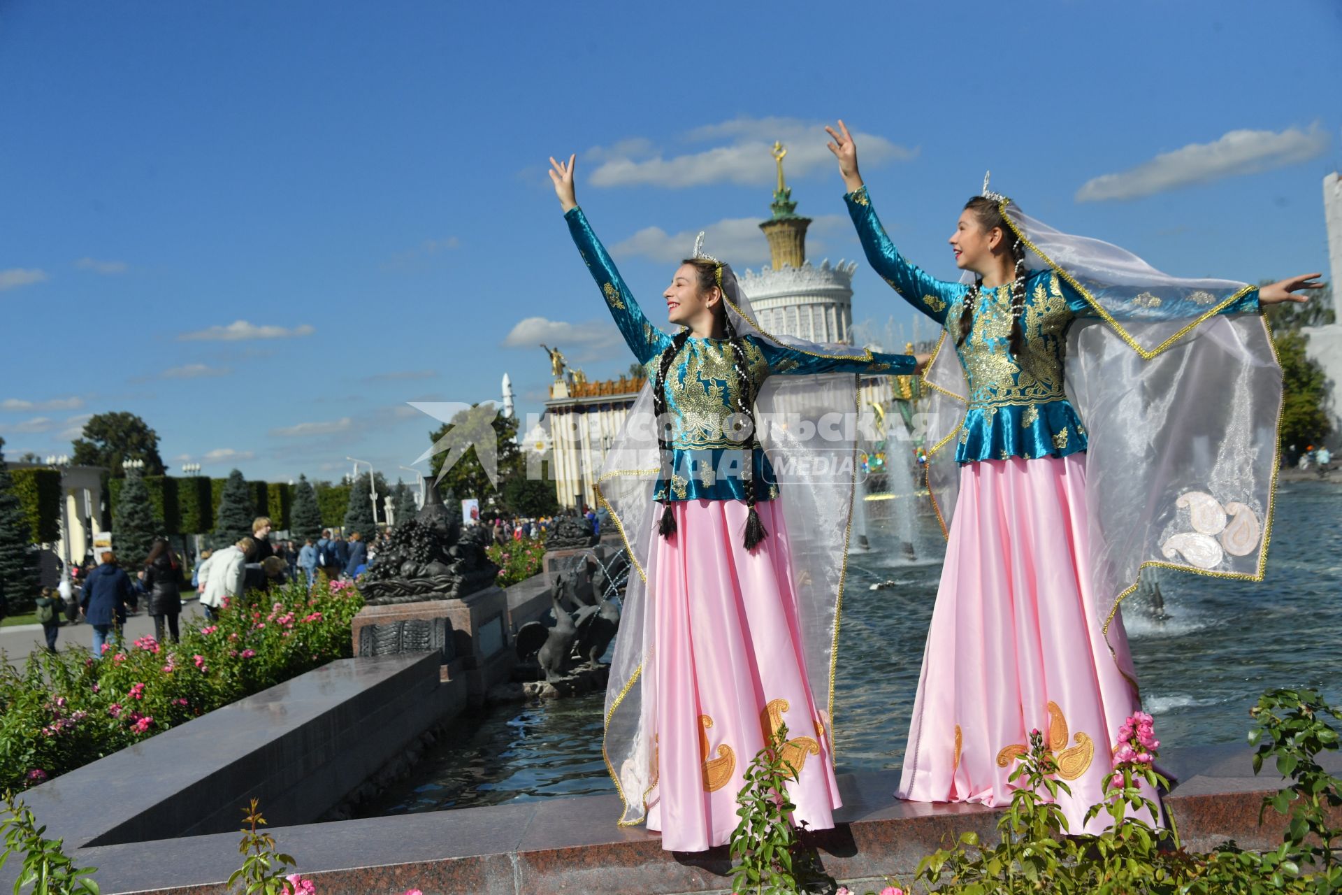 Москва.   Выступление артистов на ВДНХ во время празднования Дня города.