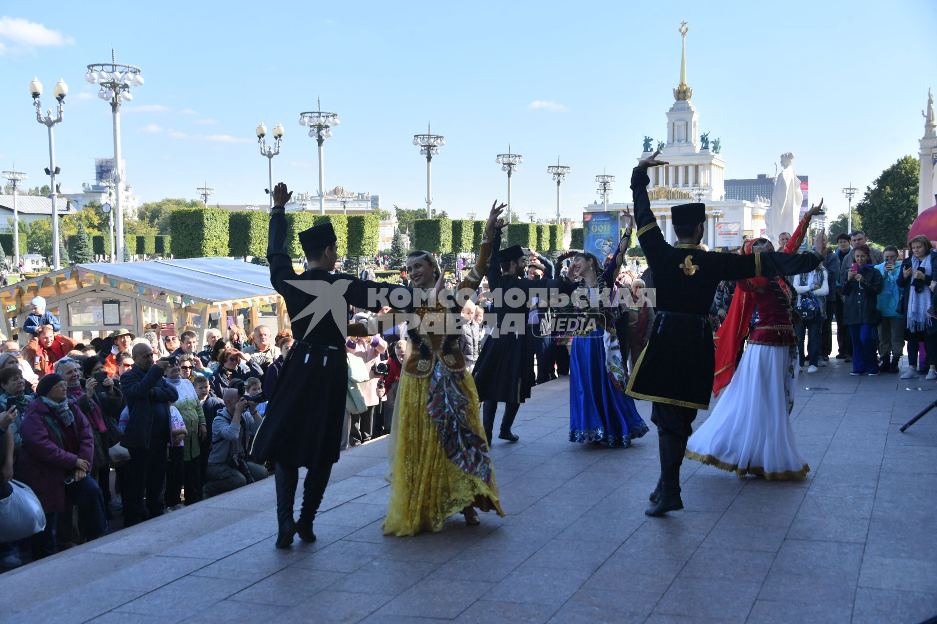 Москва. Выступление артистов  на ВДНХ во время празднования Дня города.