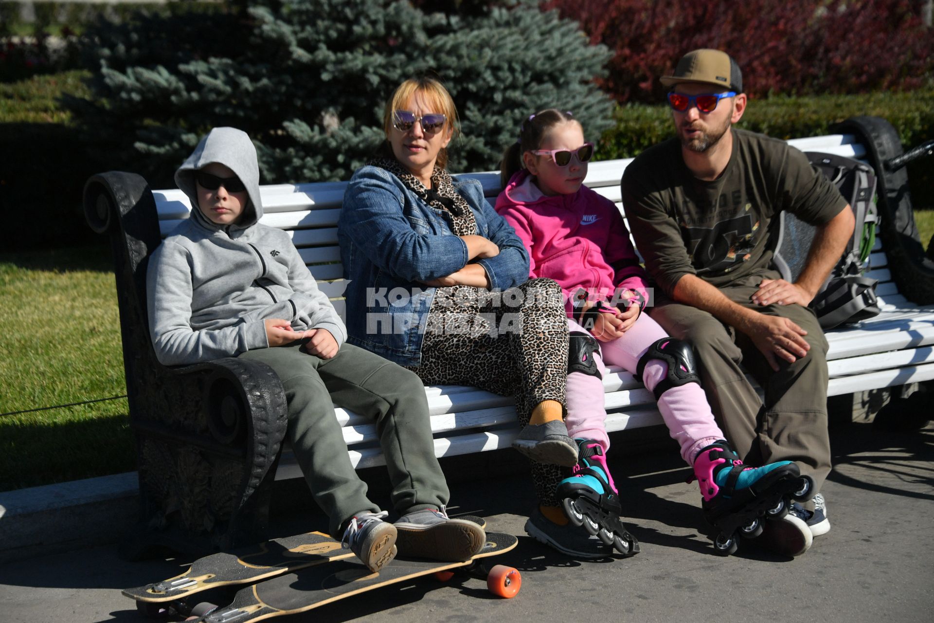 Москва. Посетители  на ВДНХ во время празднования Дня города.