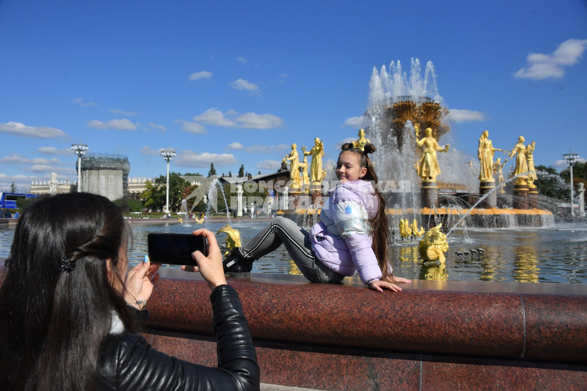 Москва.  Люди гуляют на ВДНХ во время празднования Дня города.