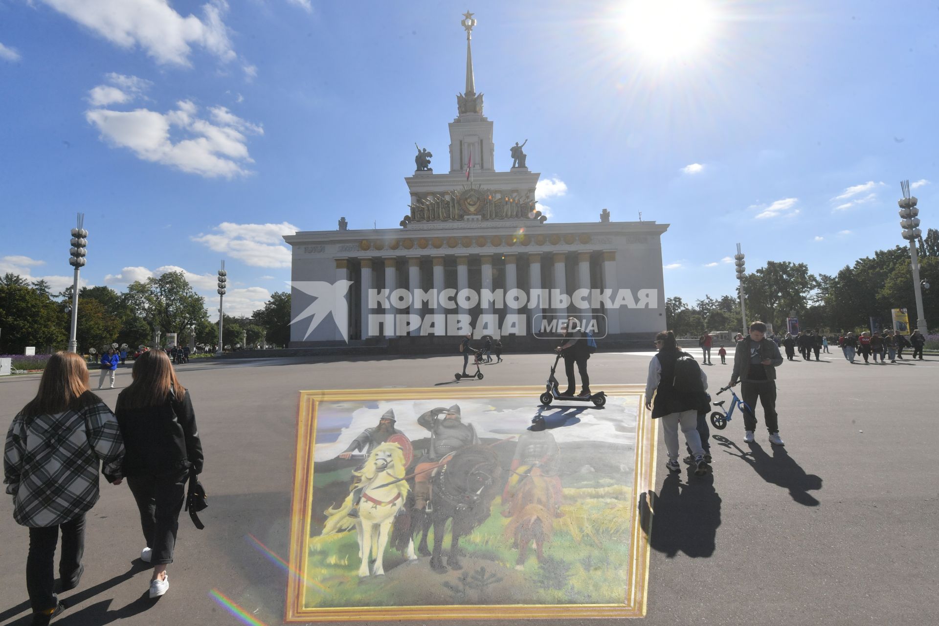 Москва.  Люди гуляют на ВДНХ во время празднования Дня города.