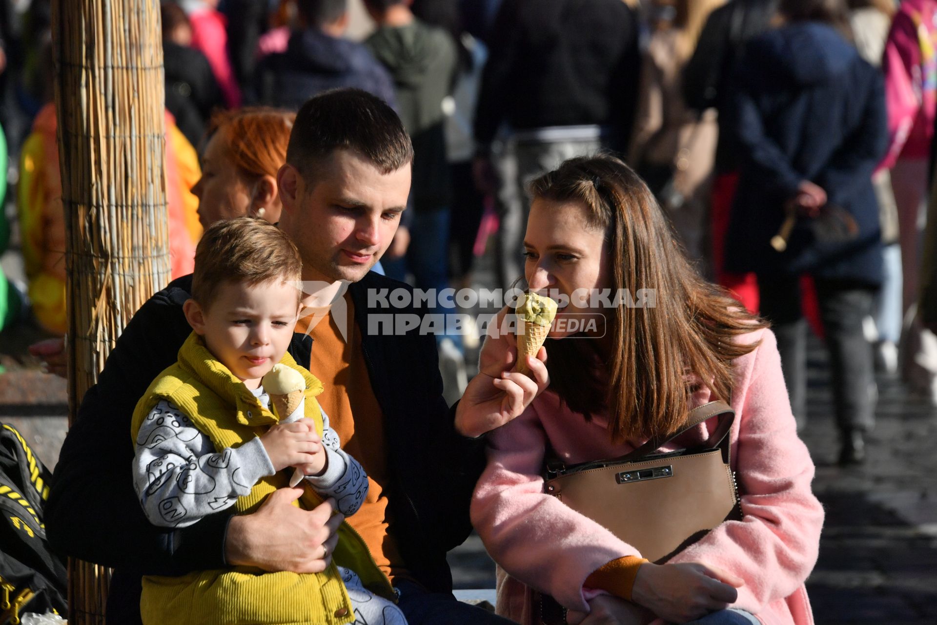 Москва.  Посетители  на праздничных мероприятиях в честь Дня города на Красная площадь.