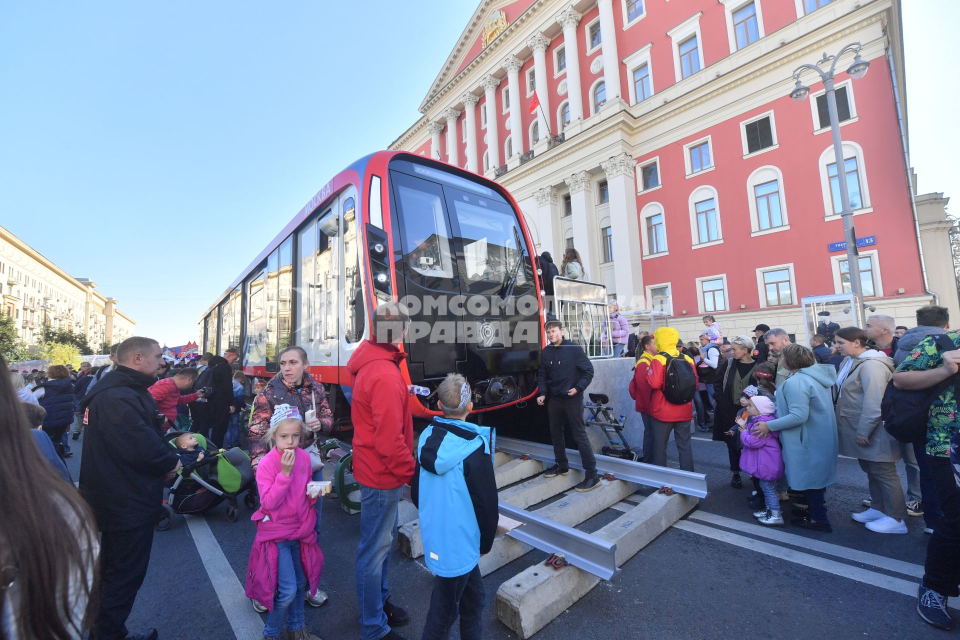 Москва.  На праздничных мероприятиях в честь Дня города на Тверской улице.