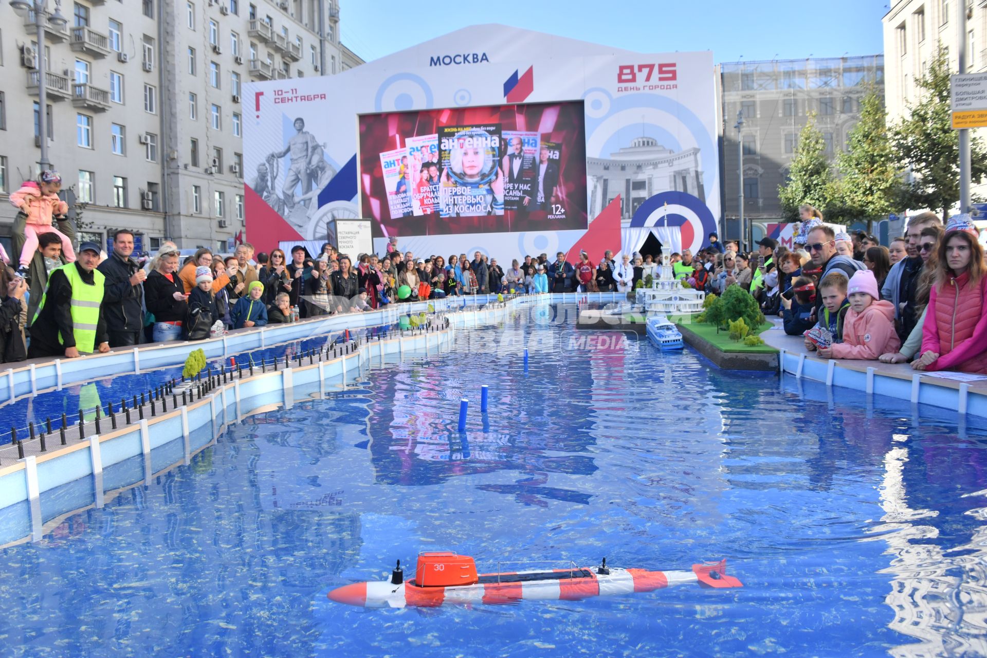 Москва. На праздничных мероприятиях в честь Дня города на Тверской улице.