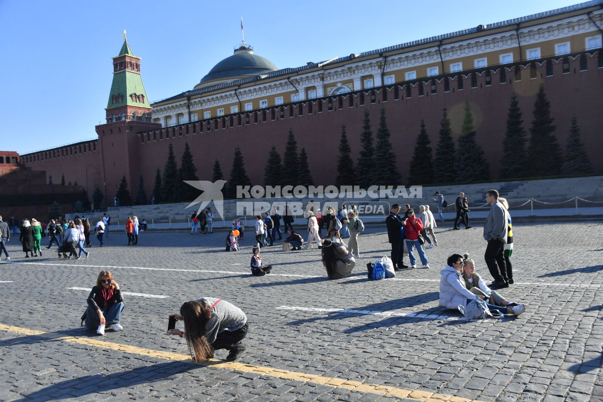 Москва. Посетители  фотогафируются на праздничных мероприятиях в честь Дня города на Красной площади.