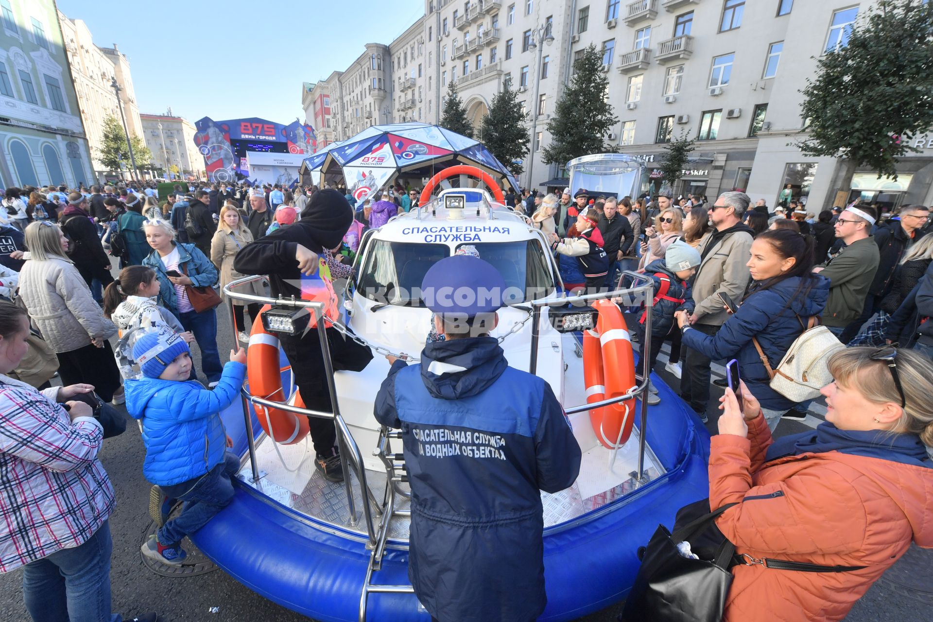 Москва.  Участники  на праздничных мероприятиях в честь Дня города на Тверской улице.