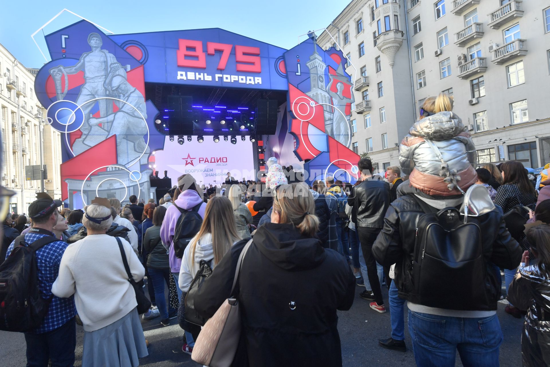 Москва. Посетители на праздничных мероприятиях в честь Дня города на Тверской улице.