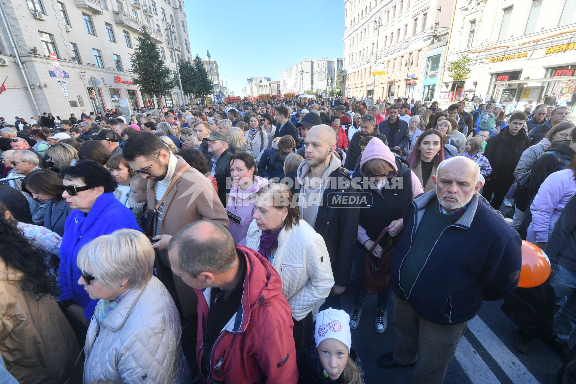 Москва.  Посетители проходят через рамки металлоискателя  на праздничных мероприятиях в честь Дня города на Тверской улице.