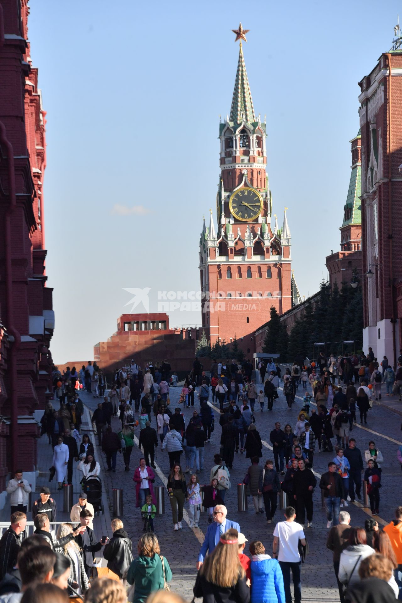 Москва. Посетители   на праздничных мероприятиях в честь Дня города на Красной площади.