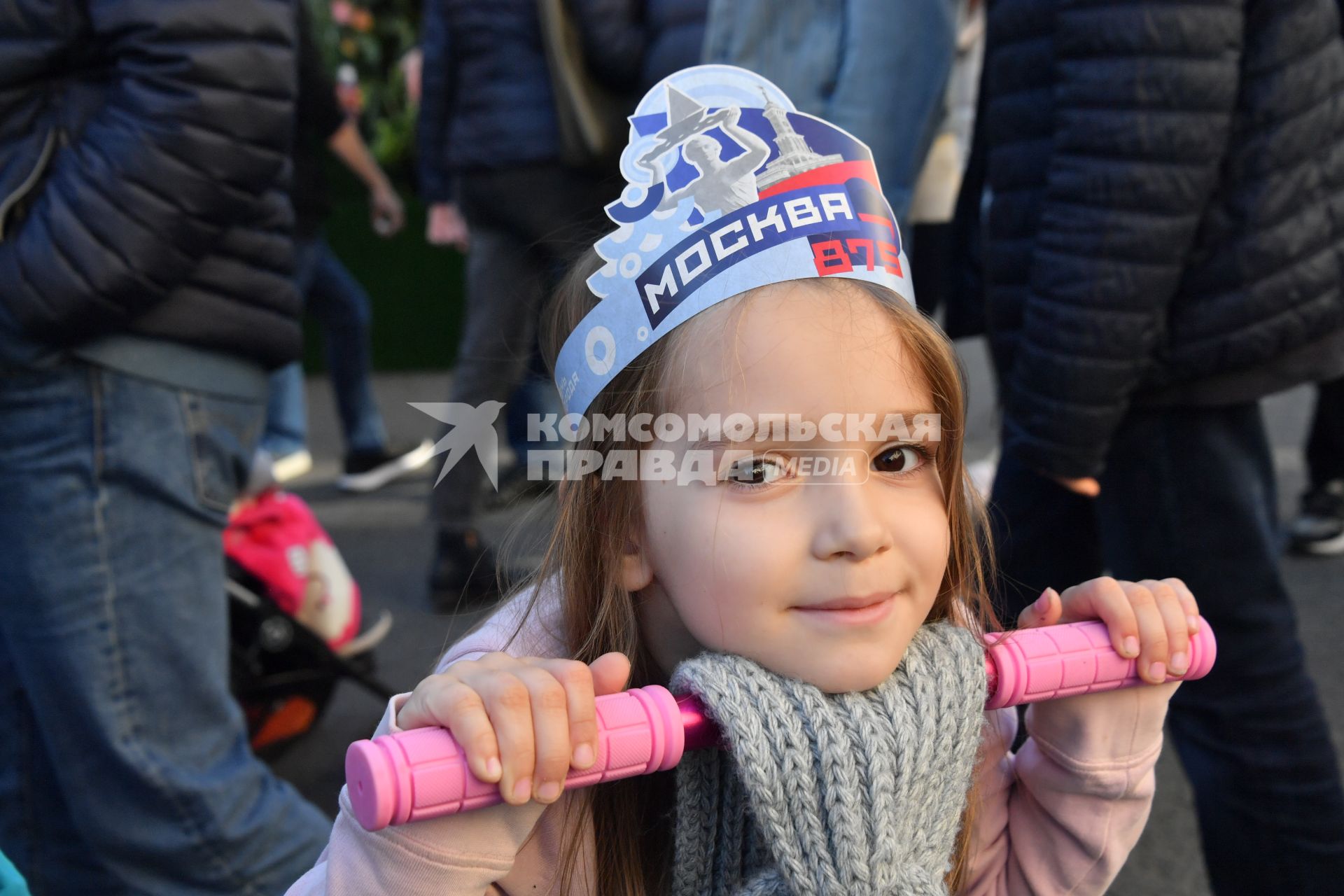 Москва.  Девочка  на праздничных мероприятиях в честь Дня города на Тверской улице.