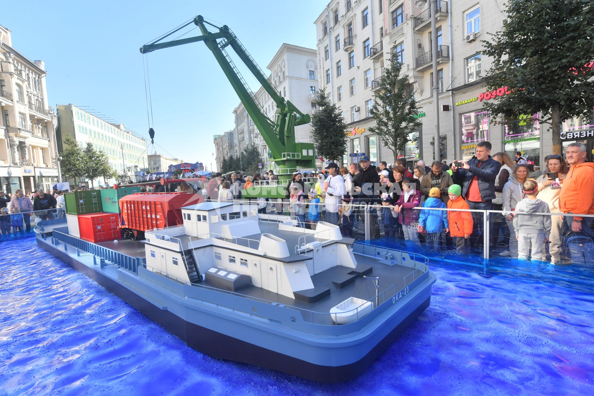 Москва.  Посетители  на праздничных мероприятиях в честь Дня города на Тверской улице.