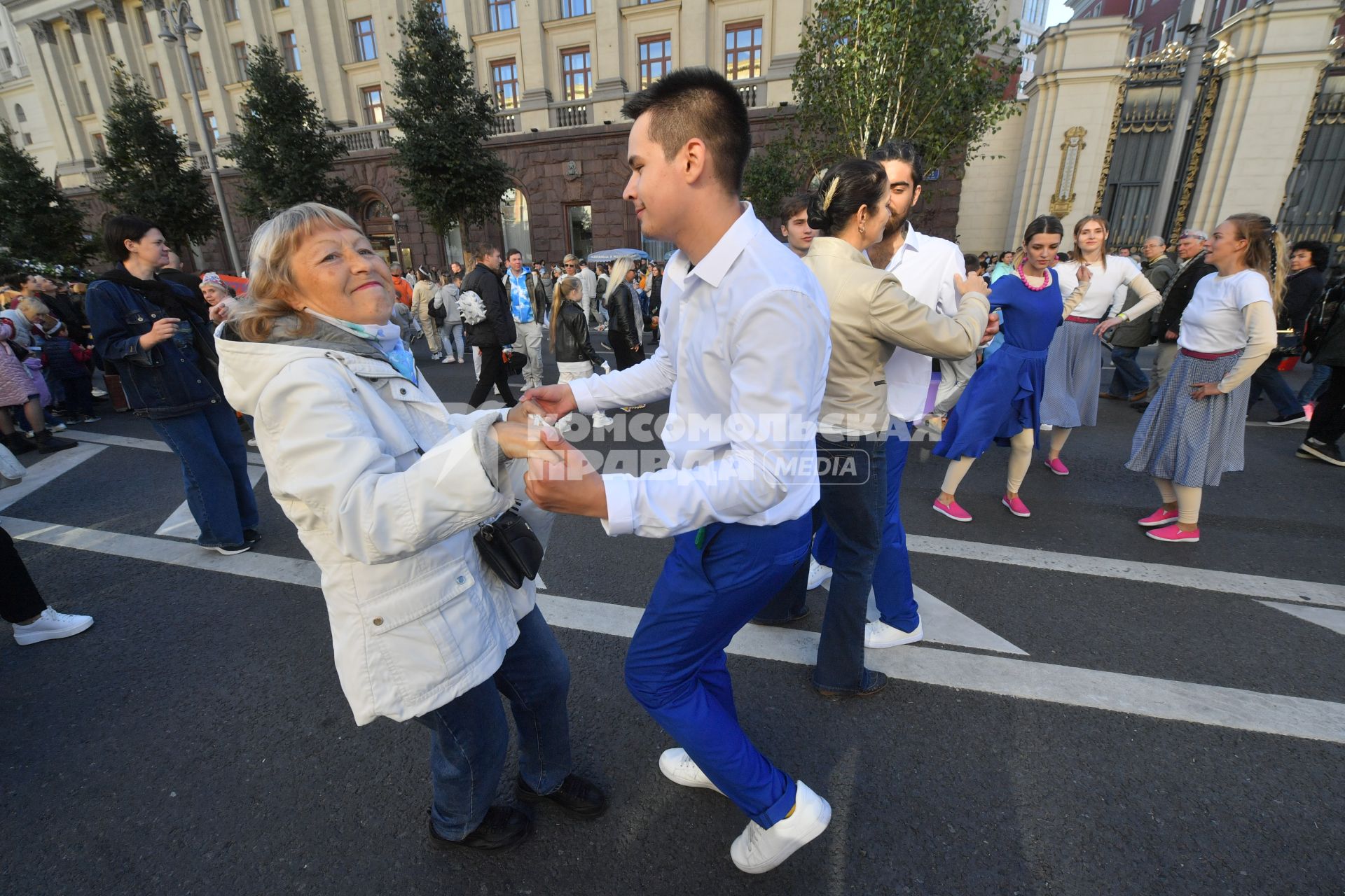 Москва.  На праздничных мероприятиях в честь Дня города на Тверской улице.