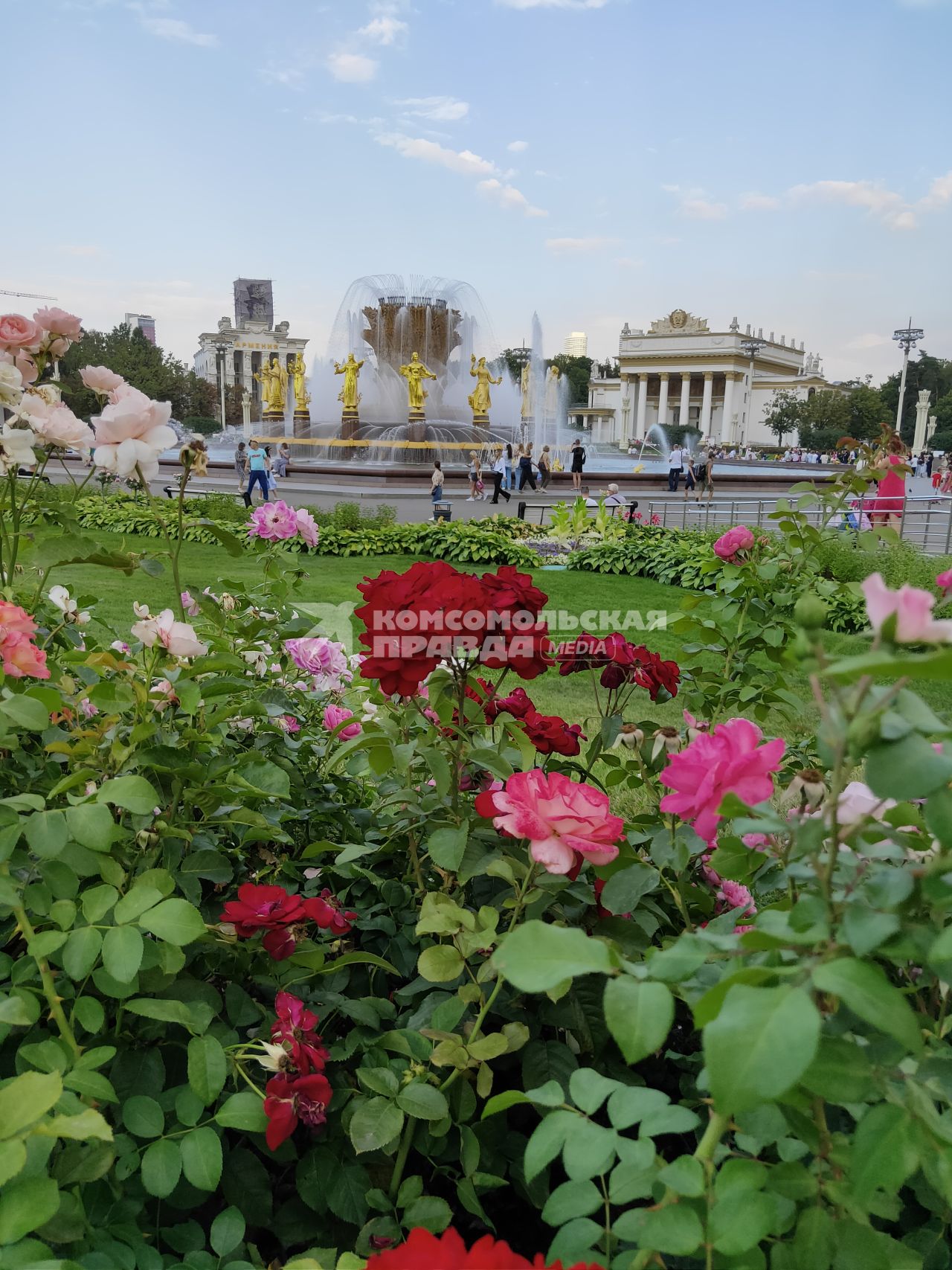 Москва. Вид на фонтан `Дружба народов` на ВДНХ.