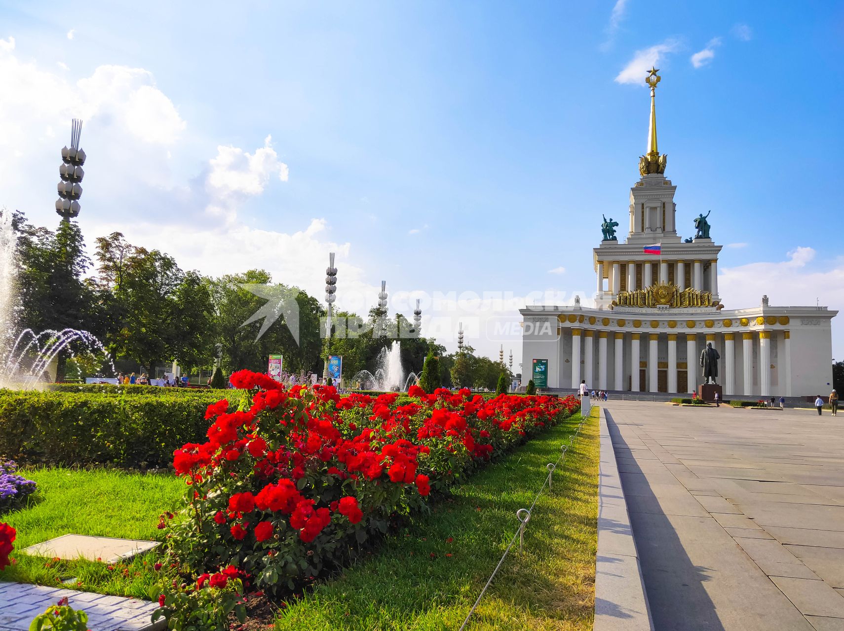 Москва. Вид на павильон `Центральный` на ВДНХ.