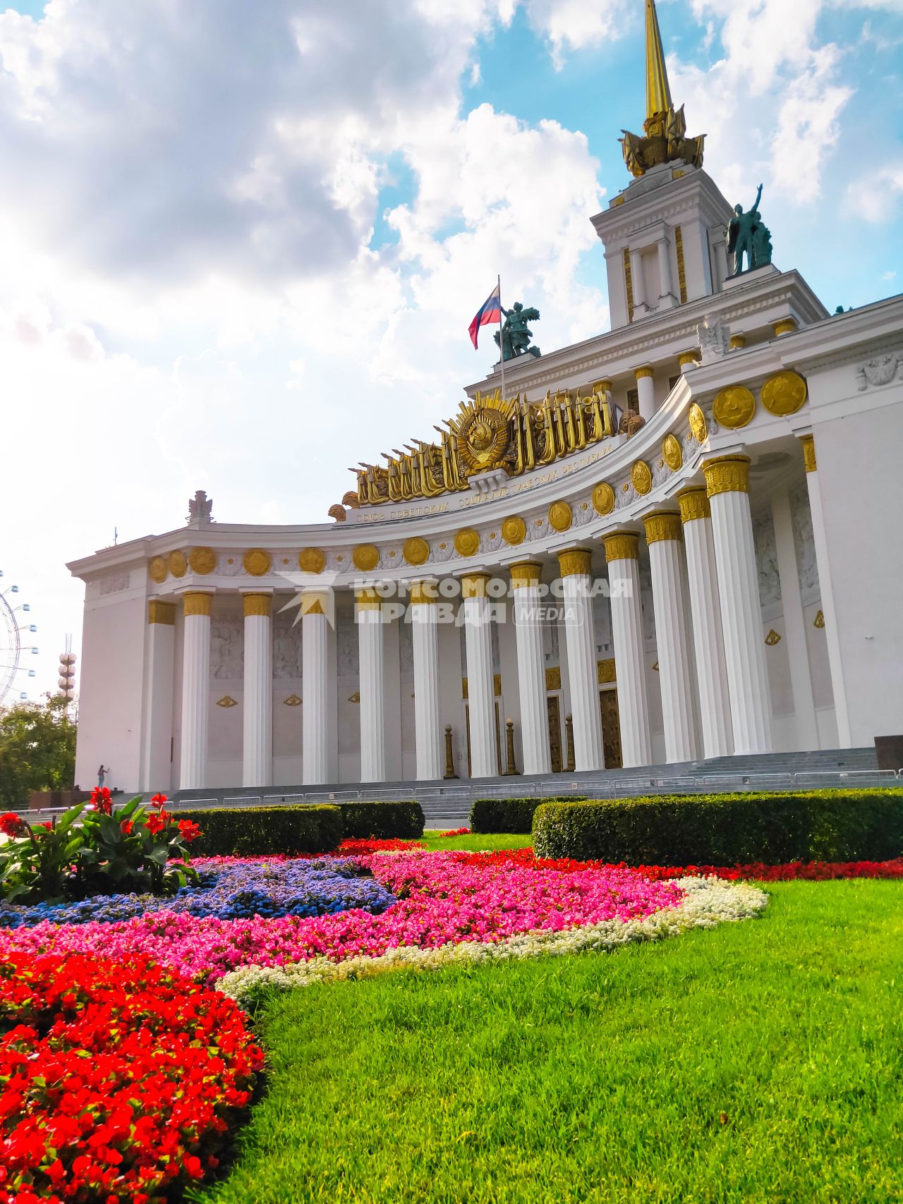 Москва. Вид на павильон `Центральный` на ВДНХ.