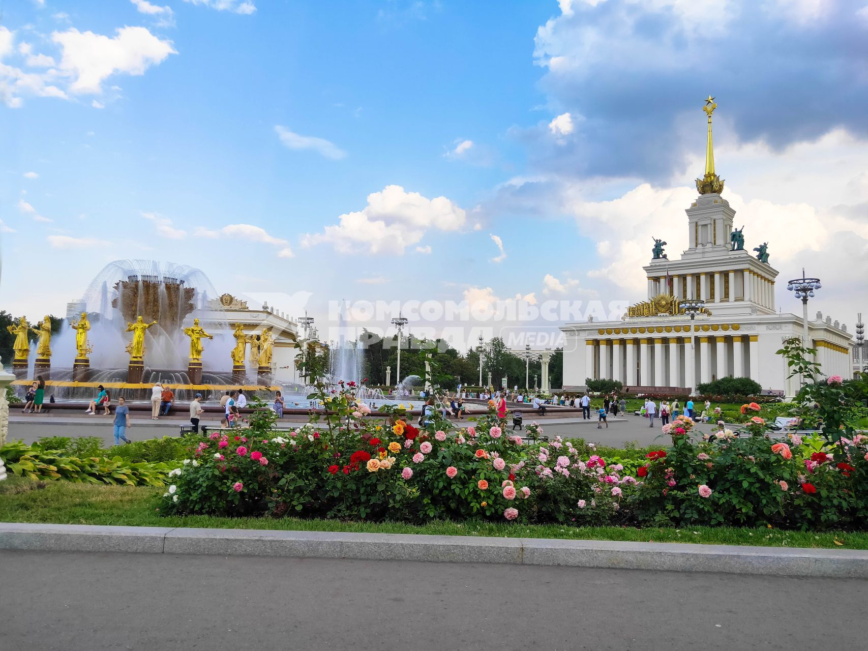 Москва. Вид на павильон `Центральный` и фонтан `Дружба народов` на ВДНХ.