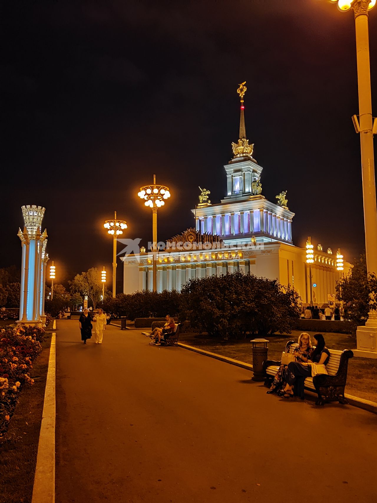 Москва. Вид на павильон `Центральный` на ВДНХ.