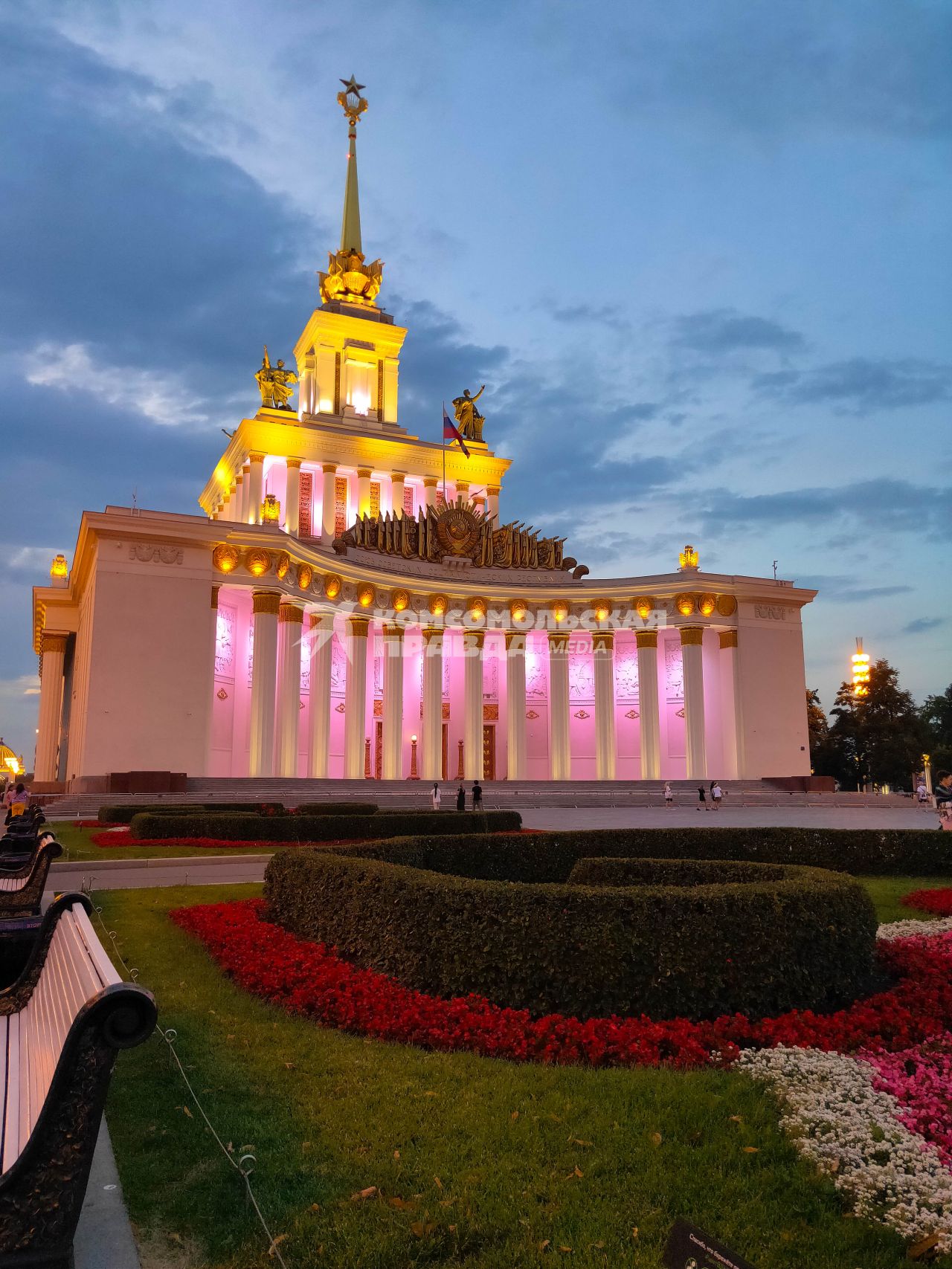 Москва. Вид на павильон `Центральный` на ВДНХ.