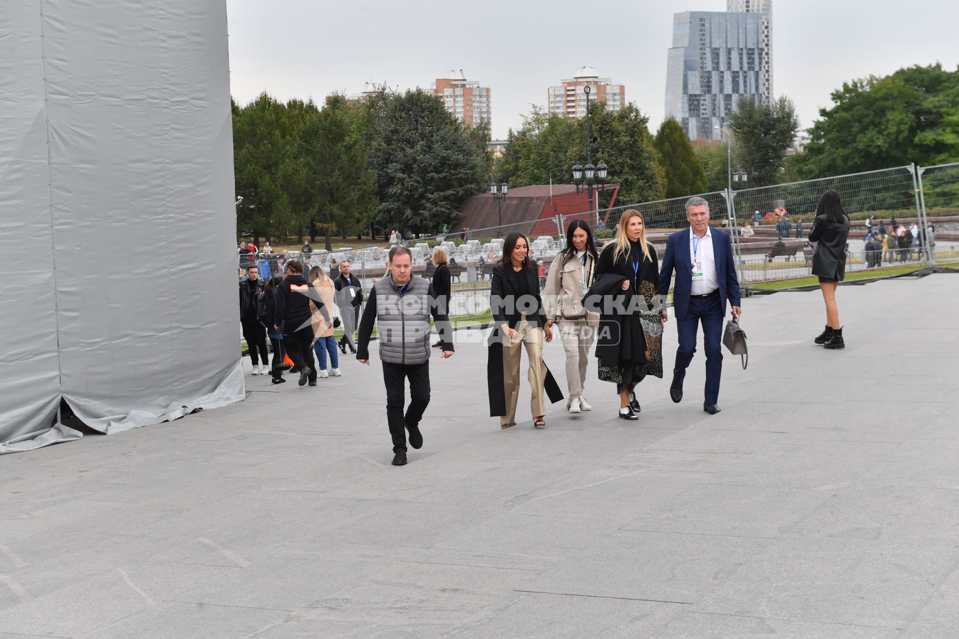 Москва.  Певица Алсу( в центре)  перед началом выступления  на концерте Муз-тв`День Рождения Москвы на Поклонной горе`, приуроченного к 875-летию города.