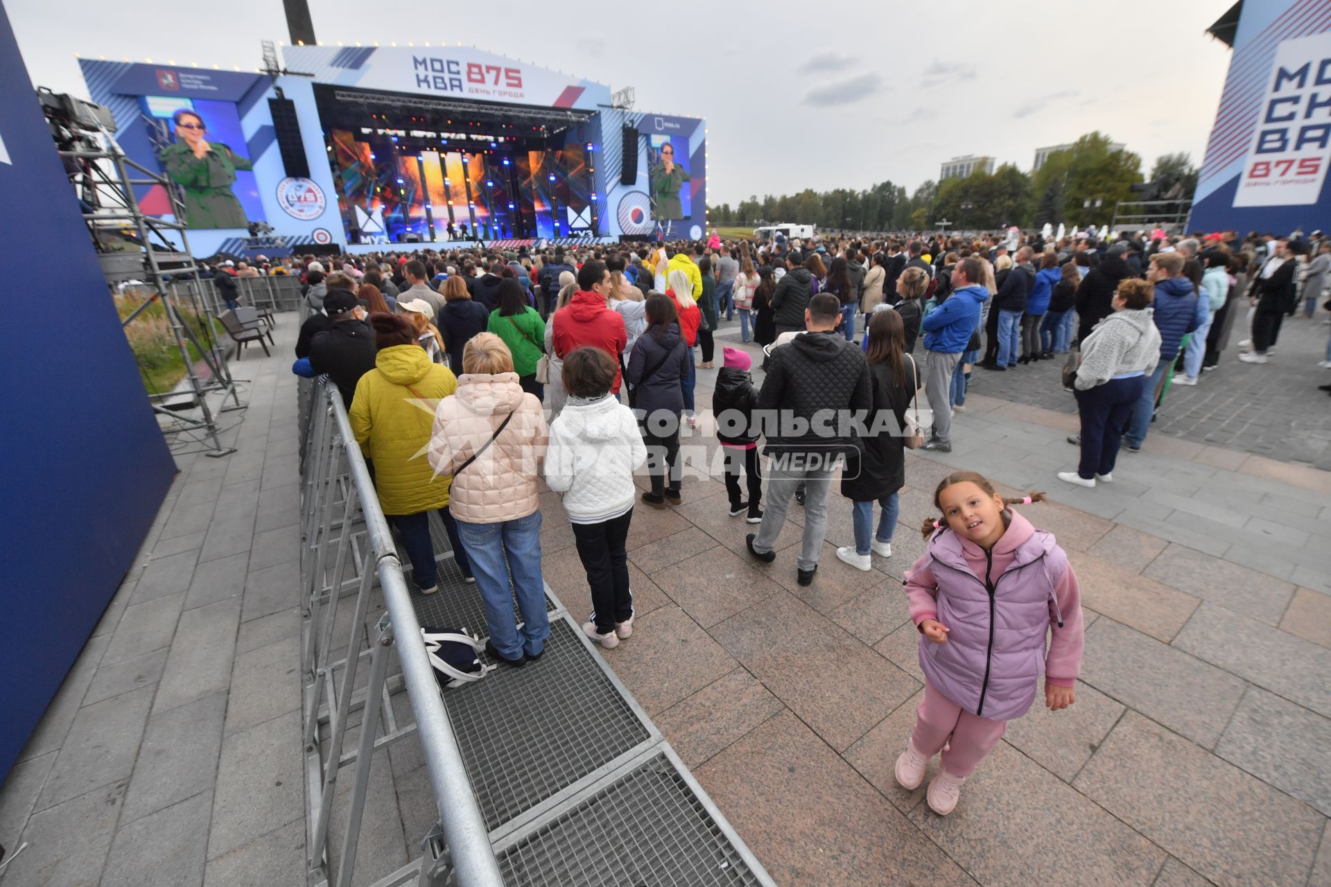 Москва. Зрители  во время выступления на концерте Муз-тв`День Рождения Москвы на Поклонной горе`, приуроченного к 875-летию города.