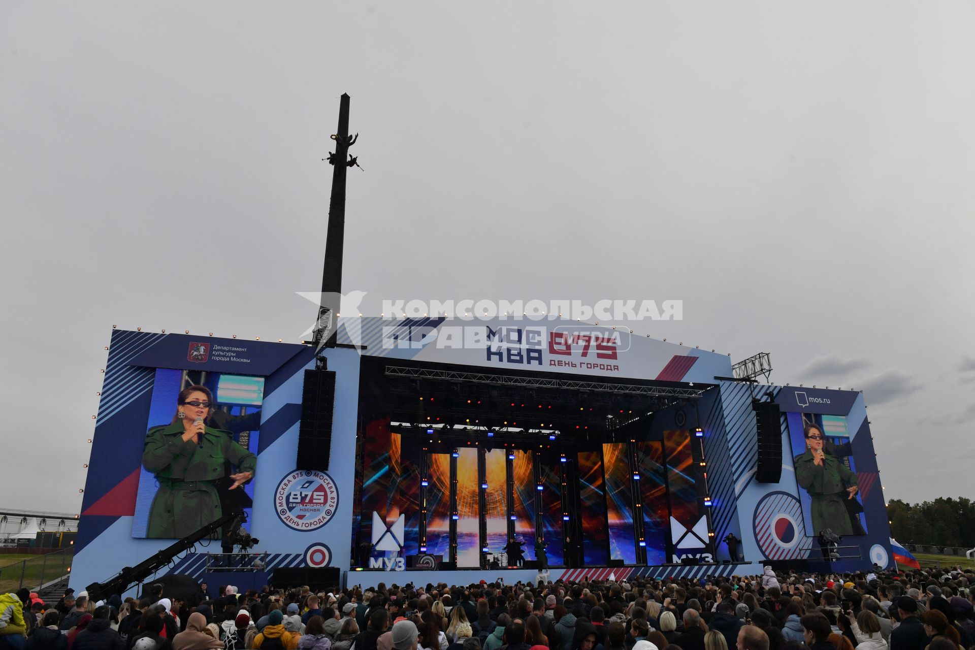 Москва. Зрители  во время выступления на концерте Муз-тв`День Рождения Москвы на Поклонной горе`, приуроченного к 875-летию города.