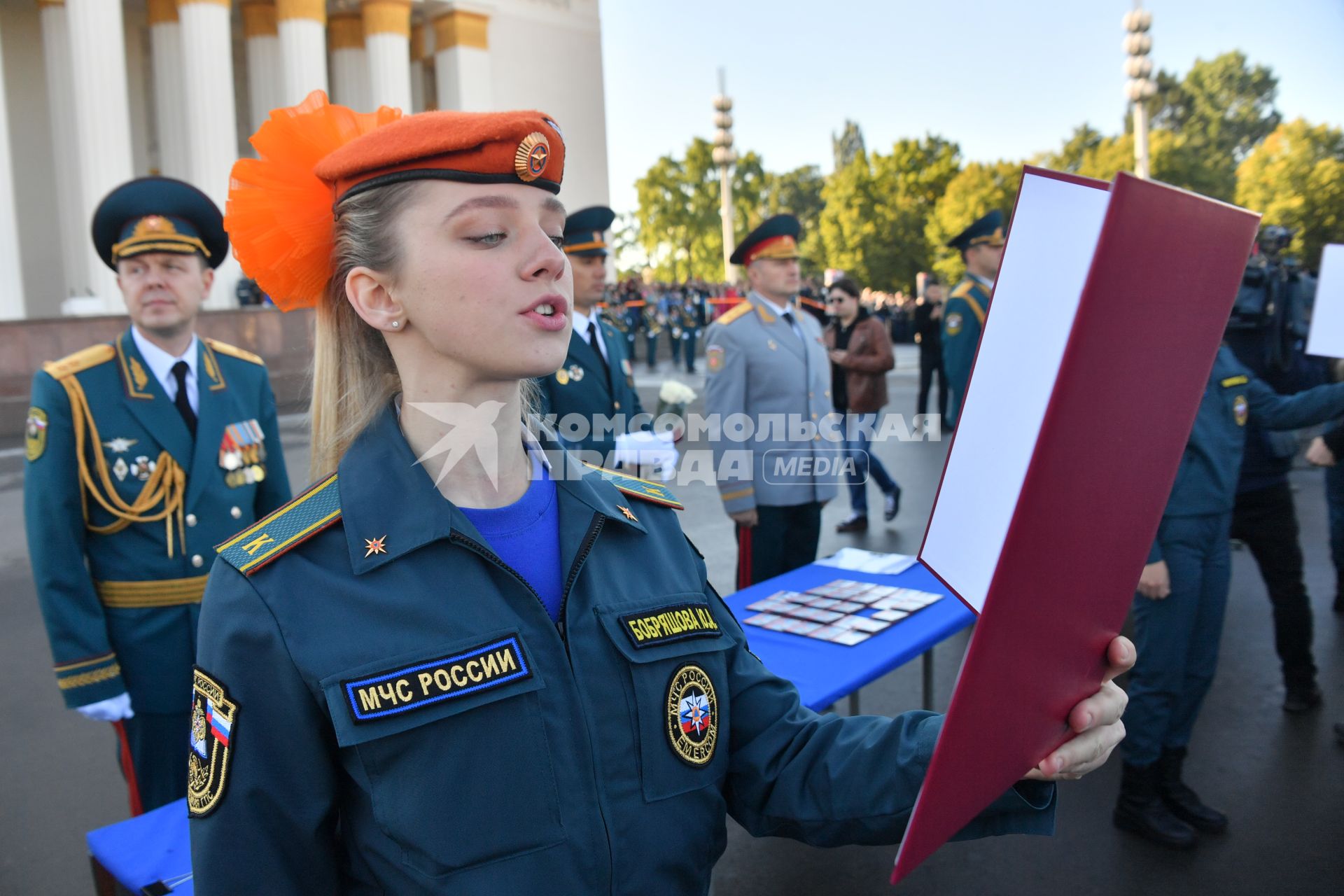 Москва. Курсанты Академии государственной противопожарной службы МЧС России на торжественной церемонии принятия присяги на ВДНХ.