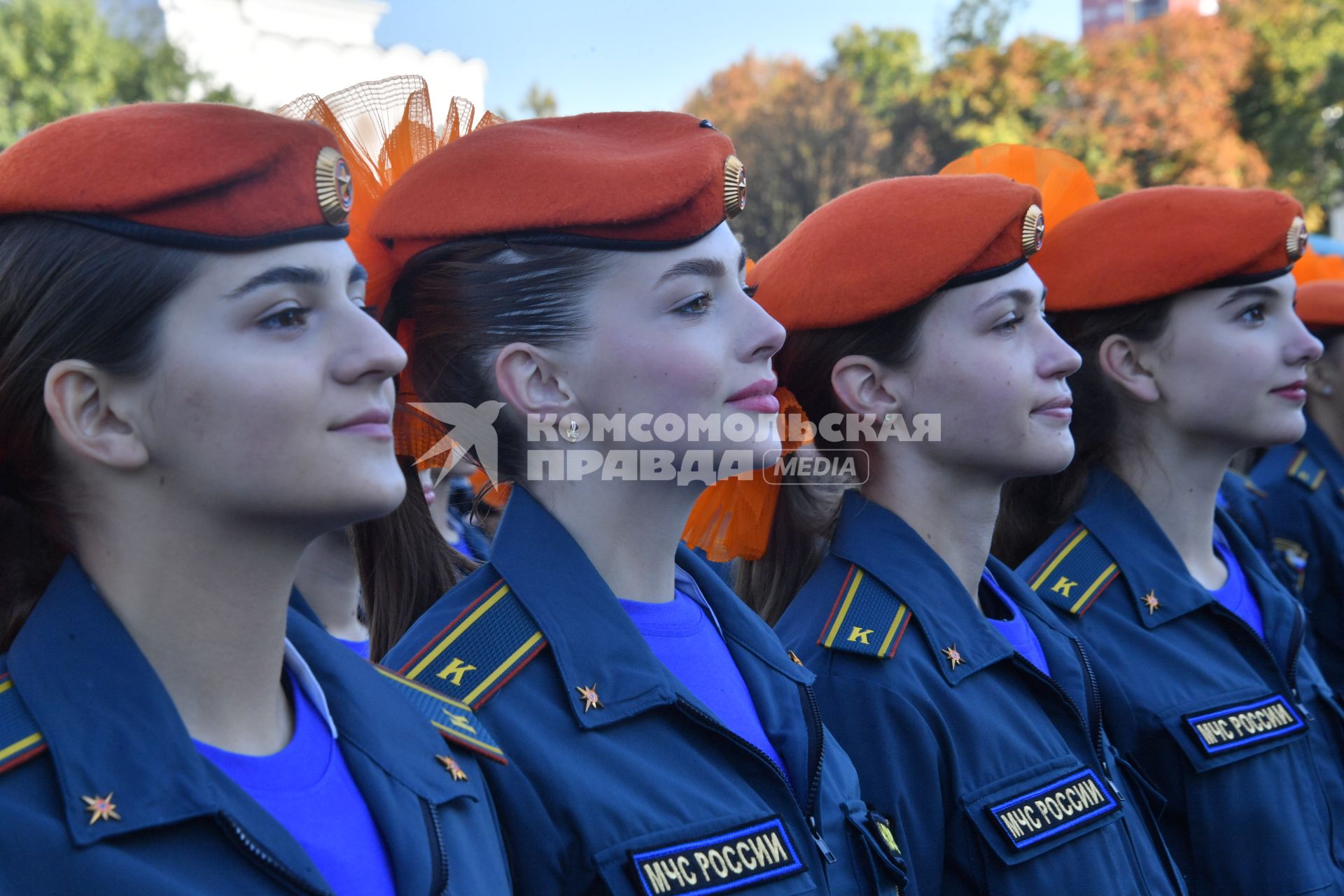 Москва. Курсанты Академии государственной противопожарной службы МЧС России на торжественной церемонии принятия присяги на ВДНХ.