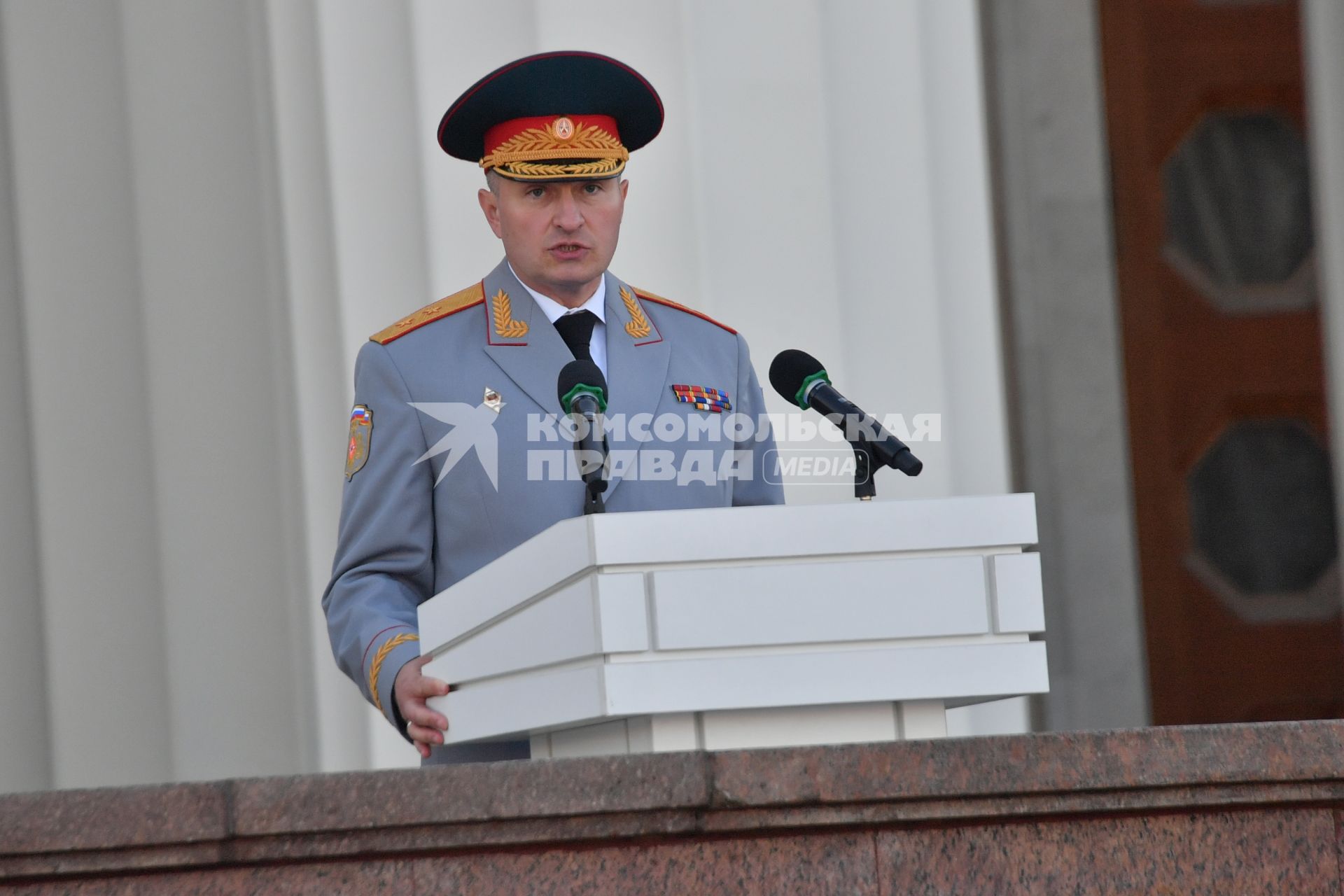 Москва. Министр РФ по делам гражданской обороны, чрезвычайным ситуациям и ликвидации последствий стихийных бедствий (МЧС) Александр Куренков на торжественной церемонии принятия присяги курсантами Академии государственной противопожарной службы МЧС России на ВДНХ.