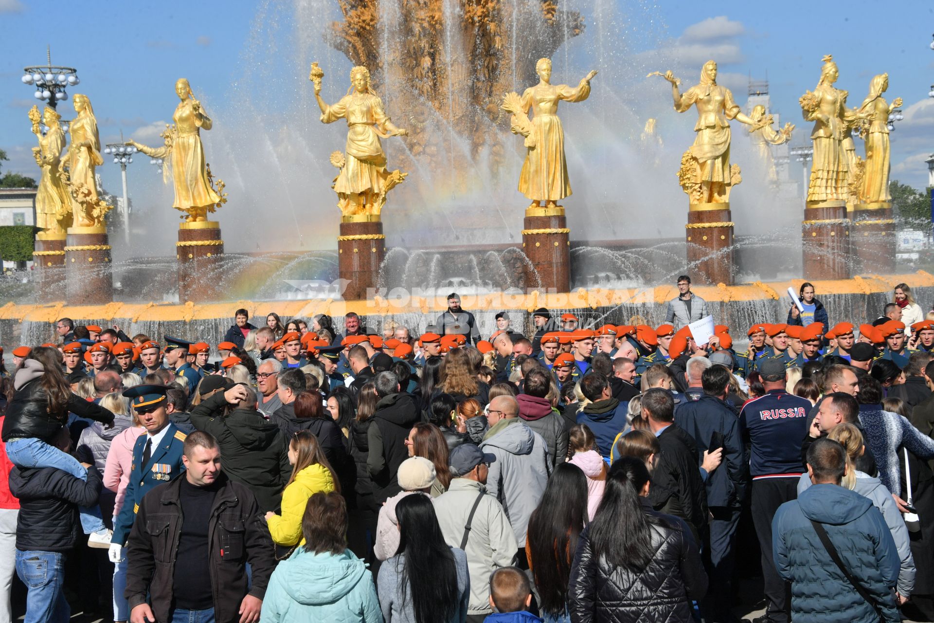 Москва. Курсанты Академии государственной противопожарной службы МЧС России после торжественной  церемонии принятия присяги на ВДНХ.