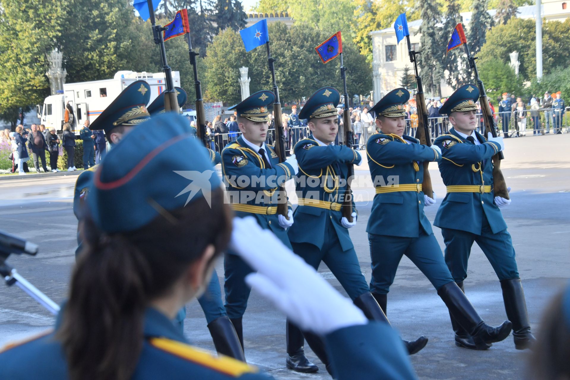 Москва. Курсанты Академии государственной противопожарной службы МЧС России  перед началом торжественной  церемонии принятия присяги на ВДНХ.